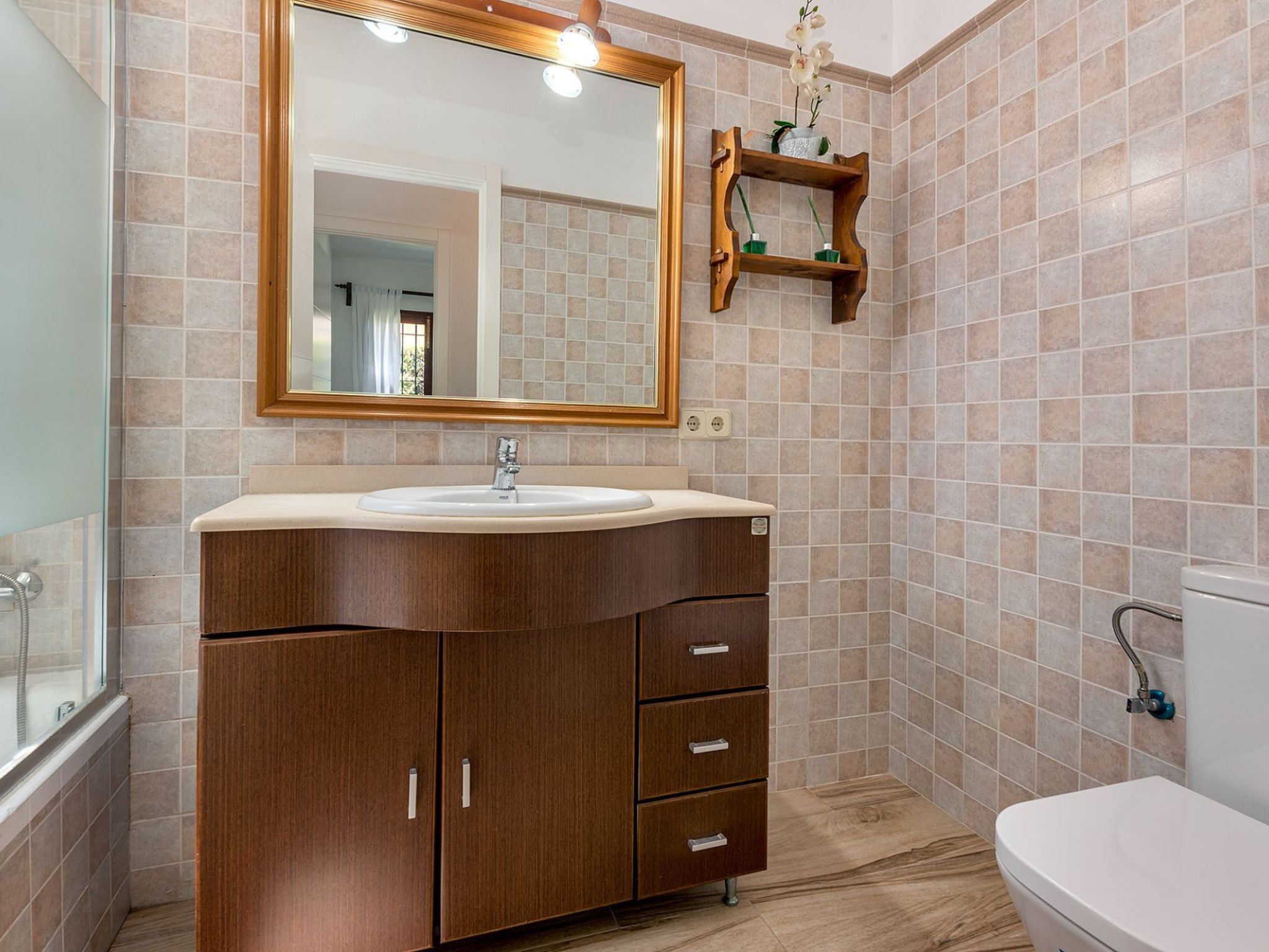 Serene Villa Rückzug mit Seeblick, Strand in der Nähe-Image-tags.info