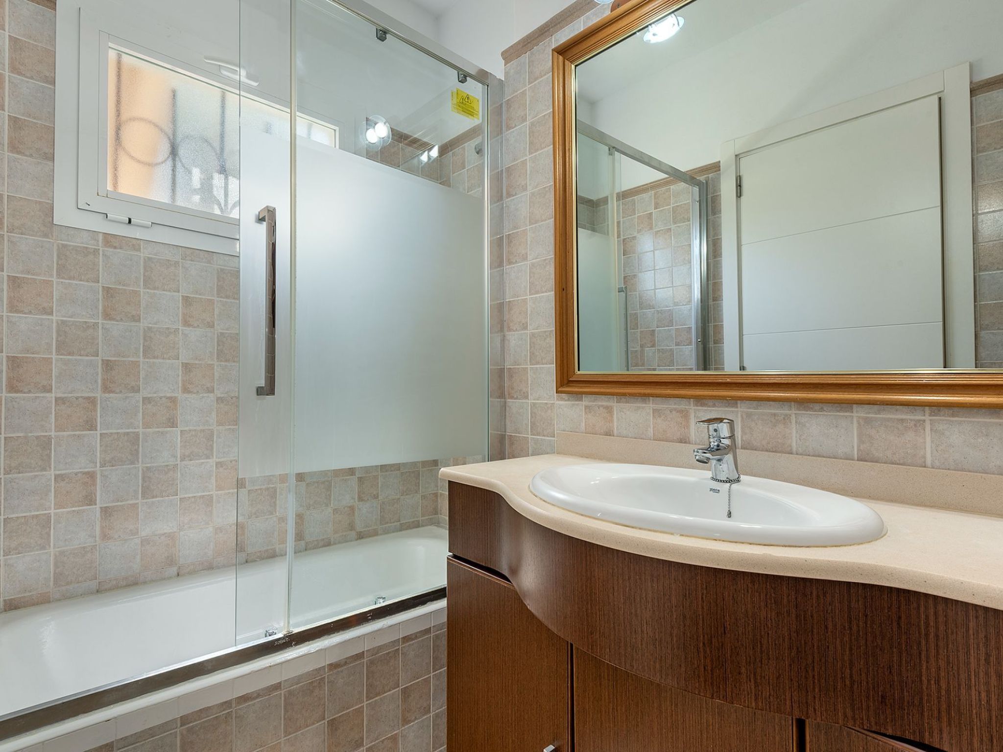 Serene Villa Rückzug mit Seeblick, Strand in der Nähe-Image-tags.info