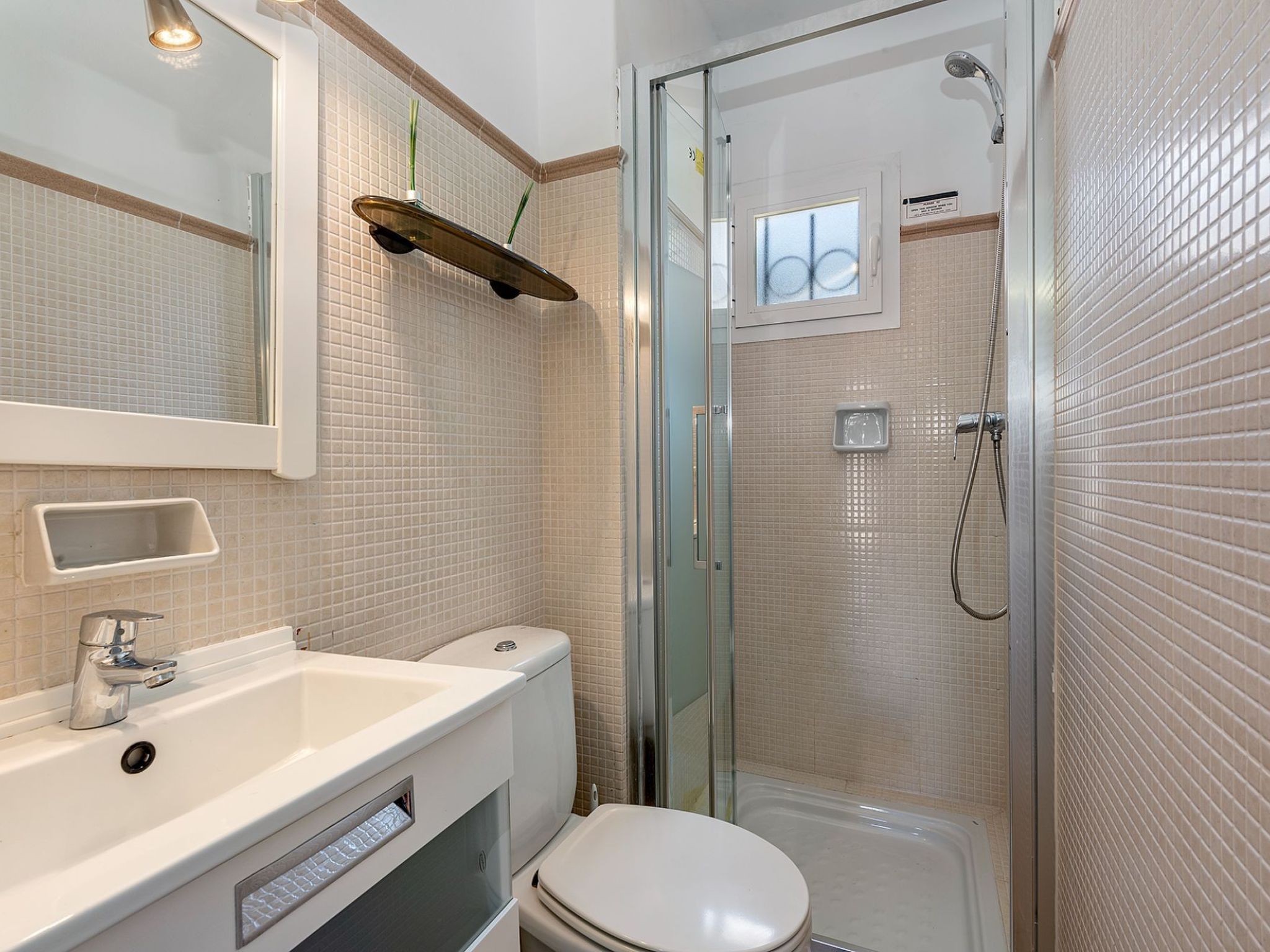 Serene Villa Rückzug mit Seeblick, Strand in der Nähe-Image-tags.info