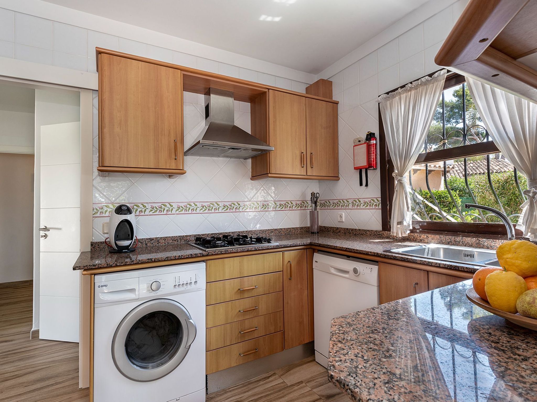 Serene Villa Rückzug mit Seeblick, Strand in der Nähe-Image-tags.info