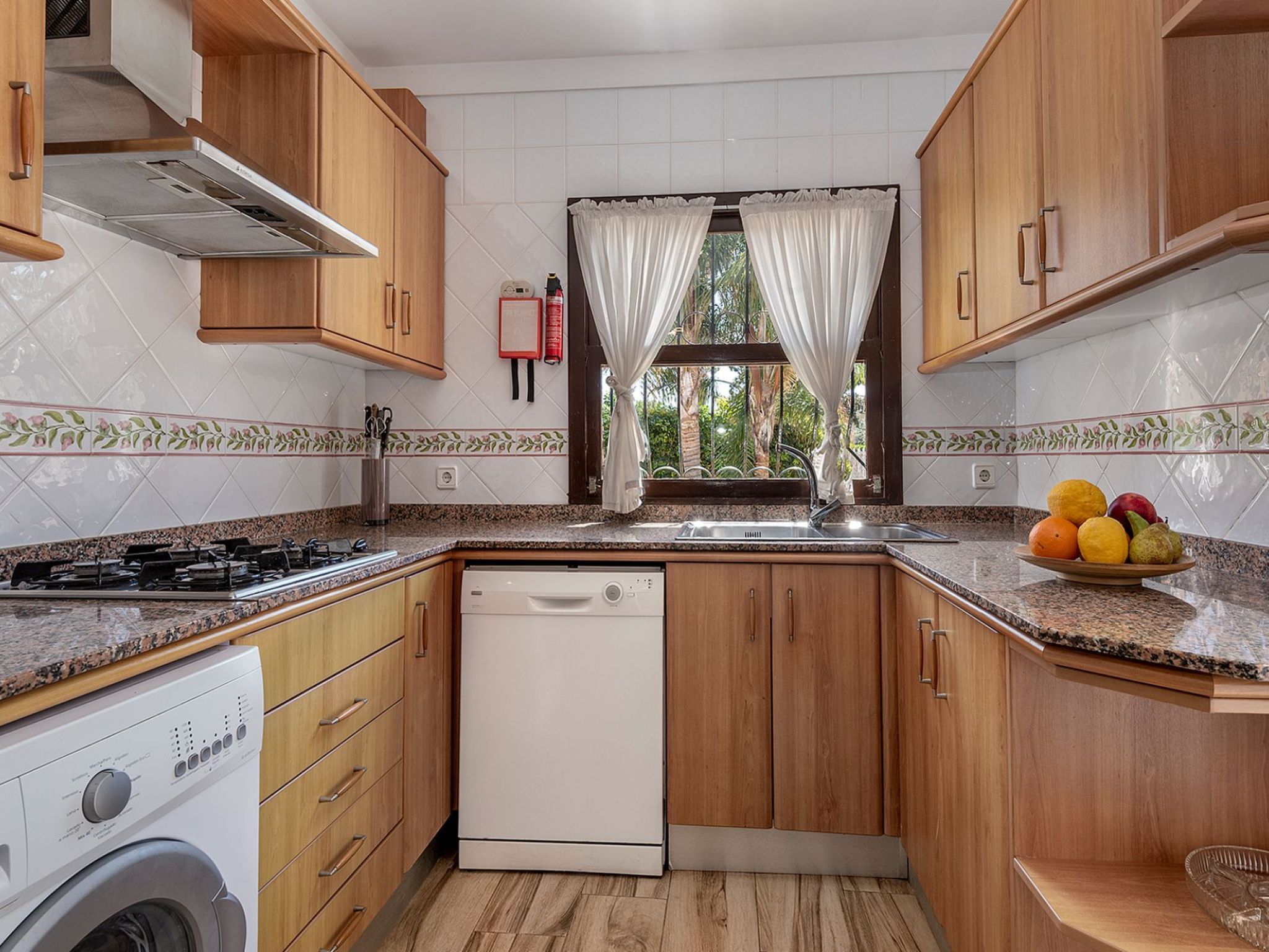 Serene Villa Rückzug mit Seeblick, Strand in der Nähe-Image-tags.info