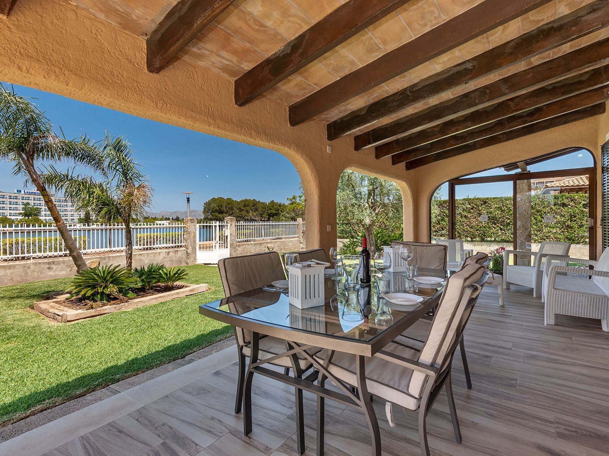 Serene Villa Rückzug mit Seeblick, Strand in der Nähe-Image-tags.info