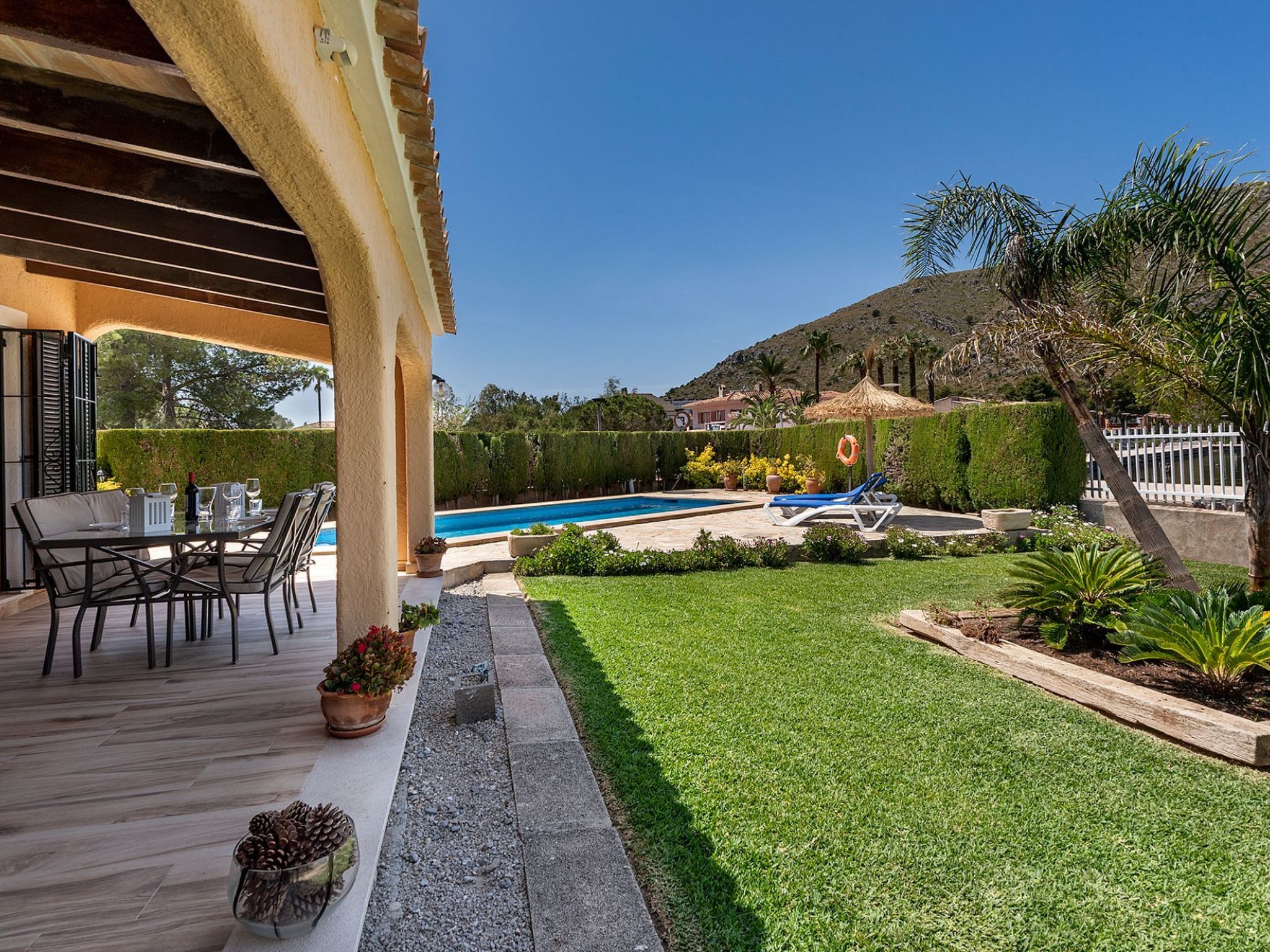 Serene Villa Rückzug mit Seeblick, Strand in der Nähe-Image-tags.info