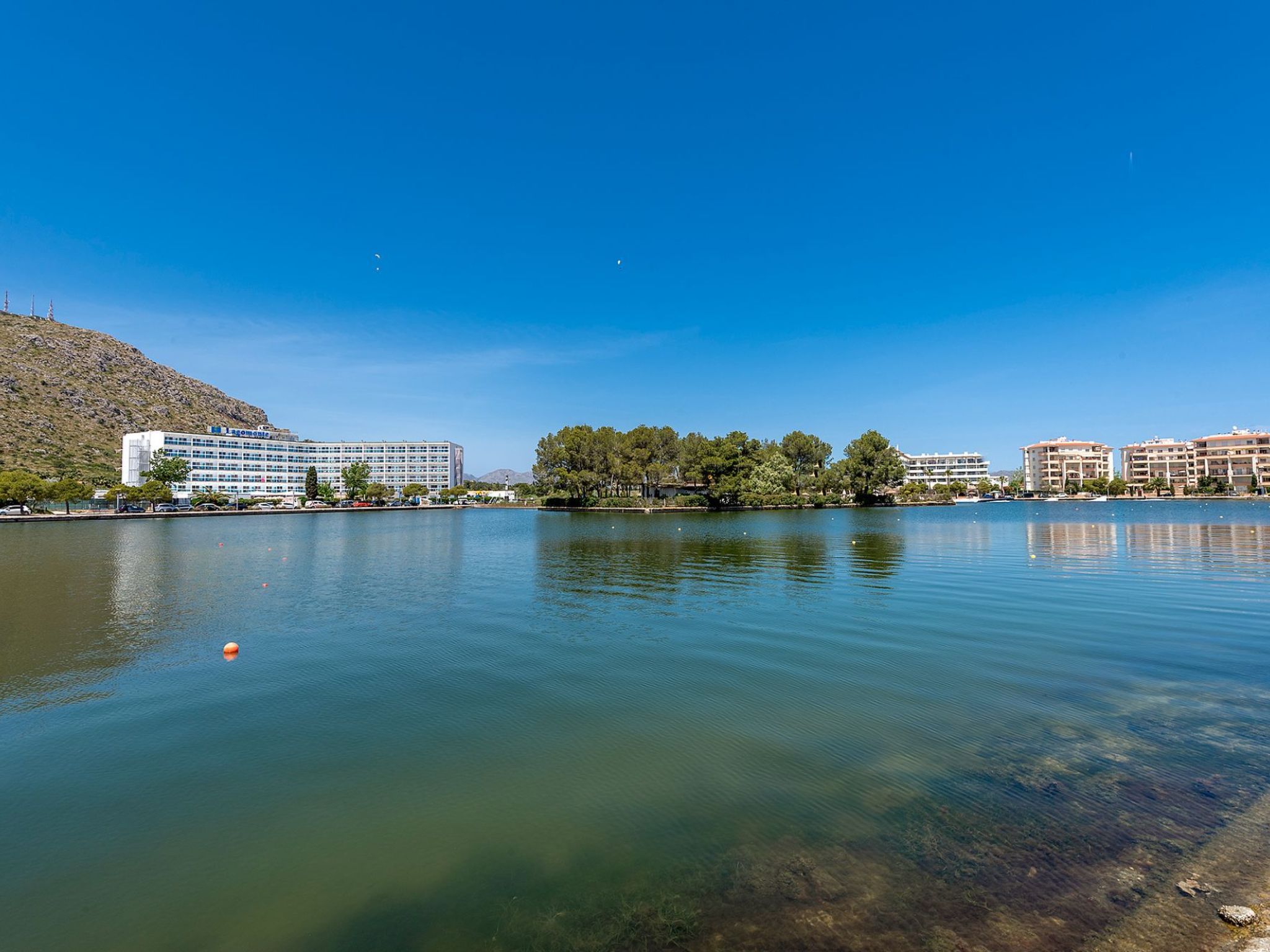 Serene Villa Rückzug mit Seeblick, Strand in der Nähe-Image-tags.info