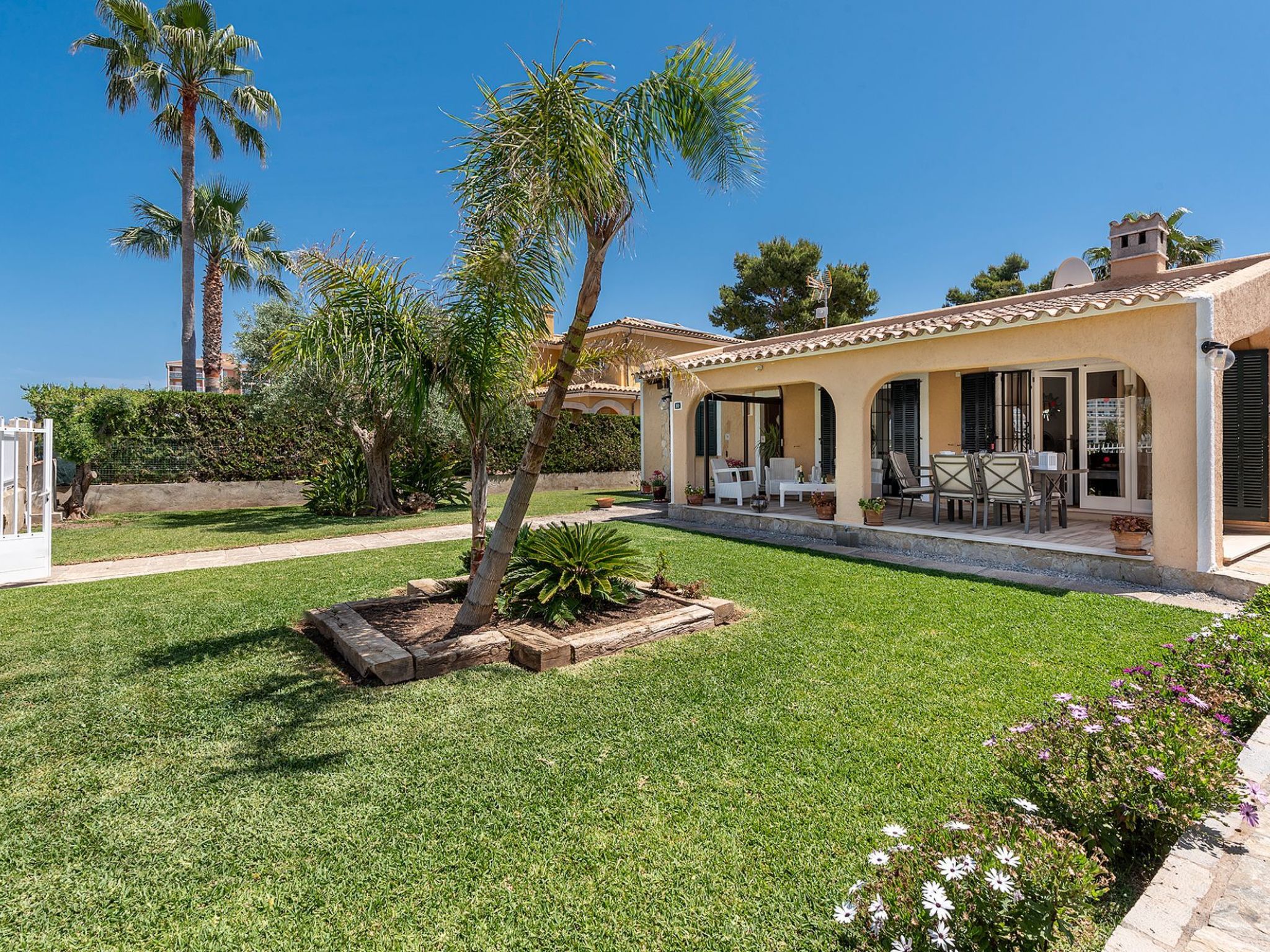 Serene Villa Rückzug mit Seeblick, Strand in der Nähe-Image-tags.info