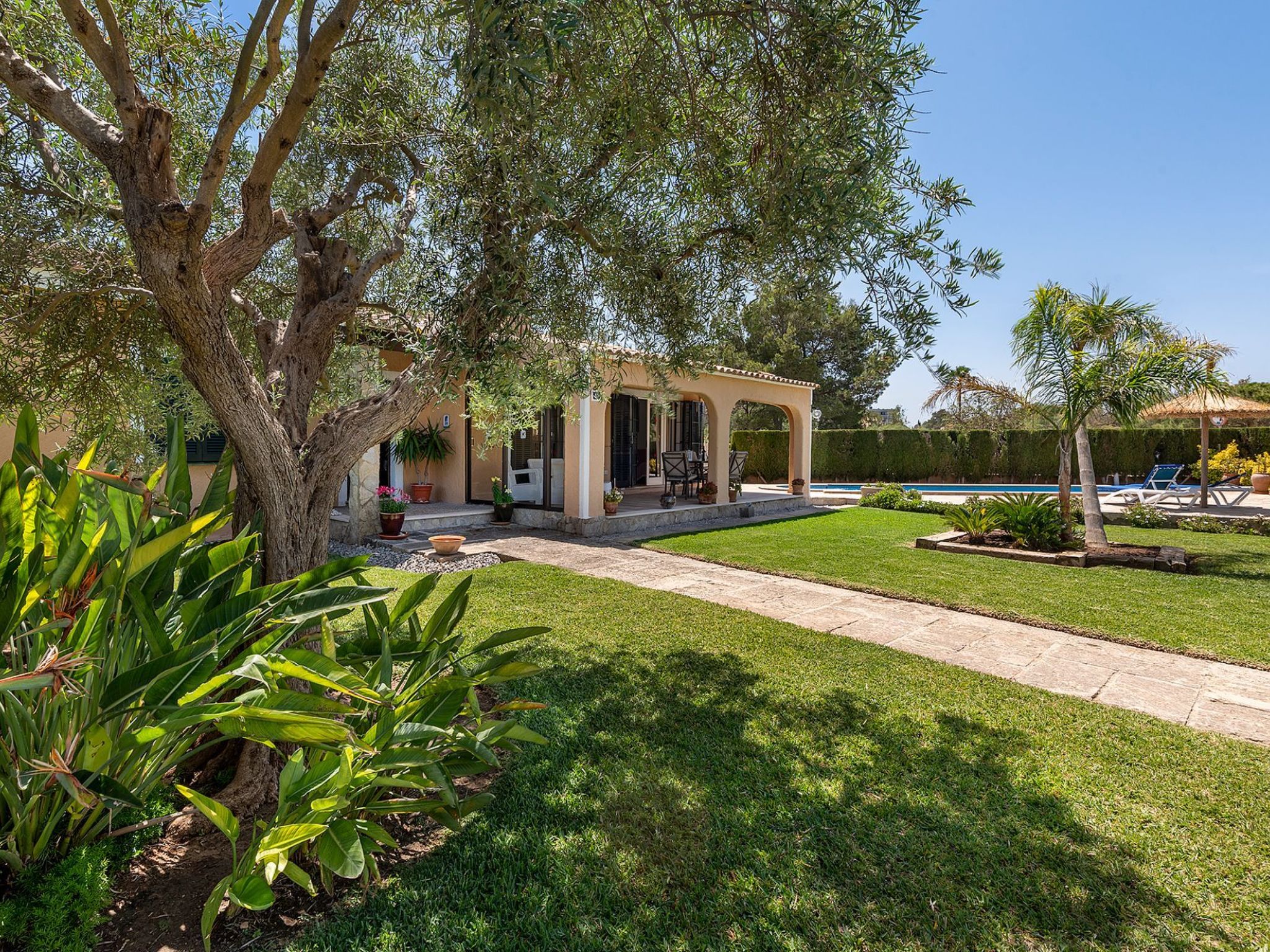 Serene Villa Rückzug mit Seeblick, Strand in der Nähe-Image-tags.info