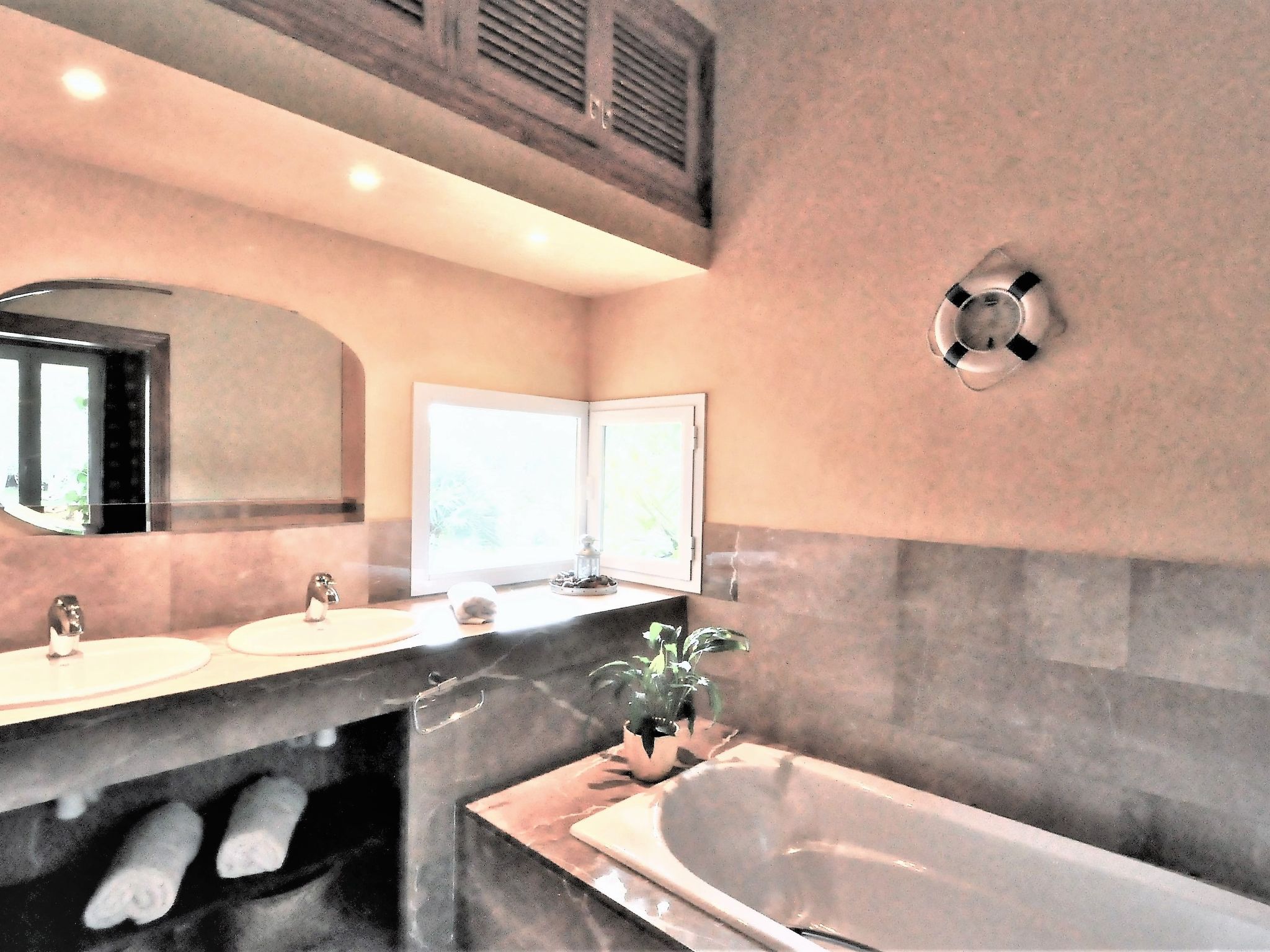 Villa con piscina y pista de tenis privada ideal para familias.  - WiFi Gratis - Inside