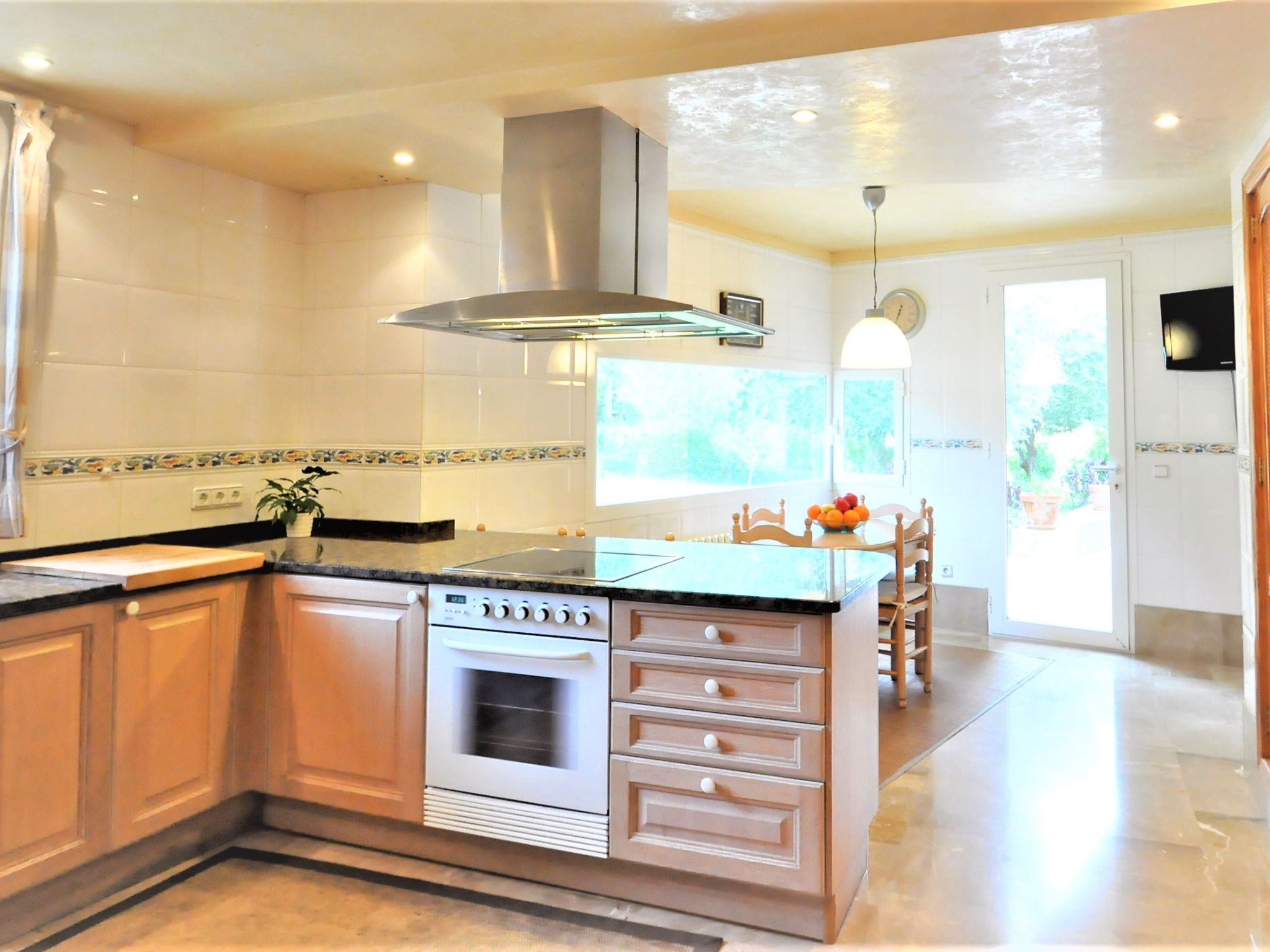 Villa con piscina y pista de tenis privada ideal para familias.  - WiFi Gratis - Outside
