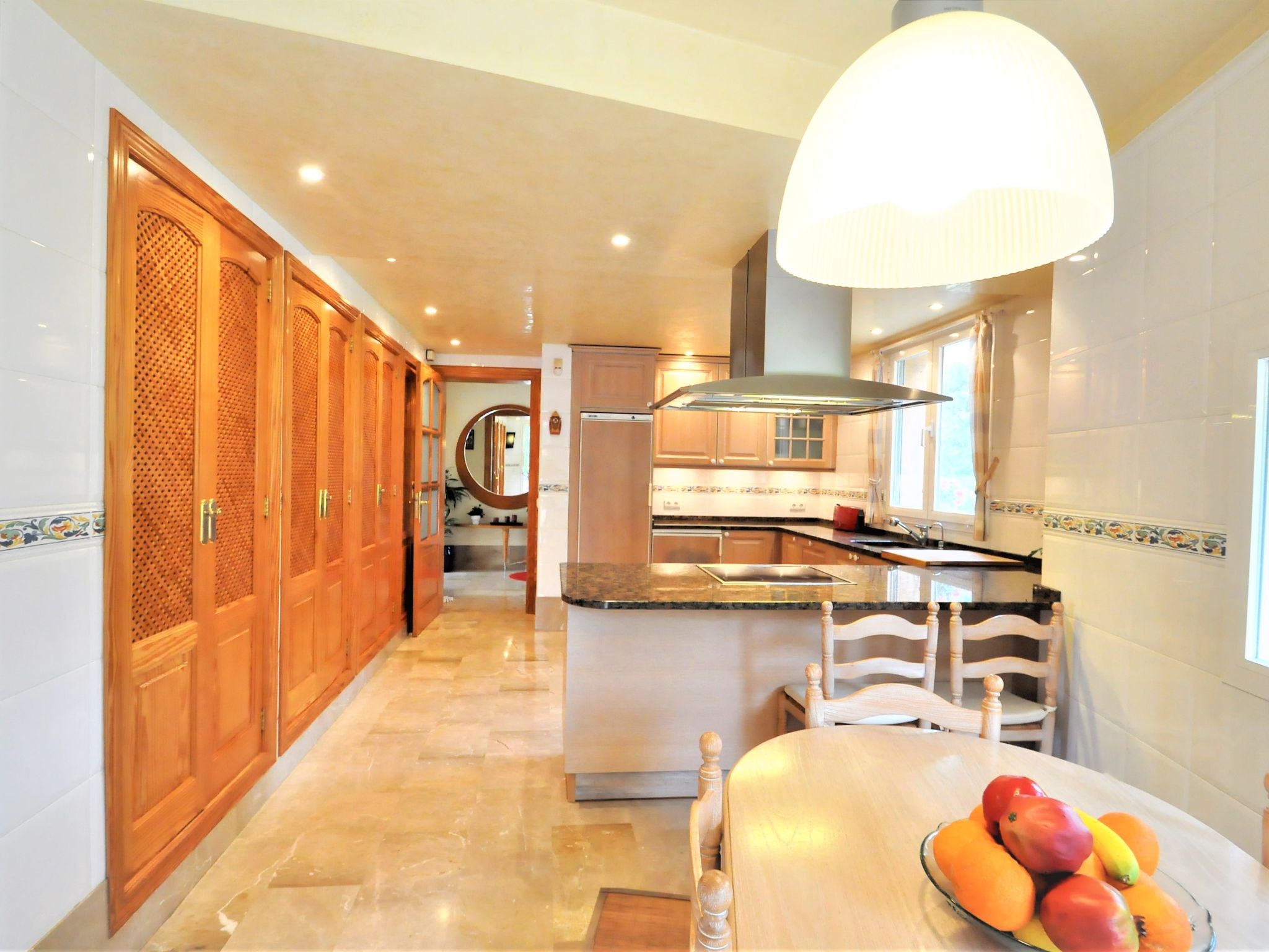 Villa con piscina y pista de tenis privada ideal para familias.  - WiFi Gratis - Inside