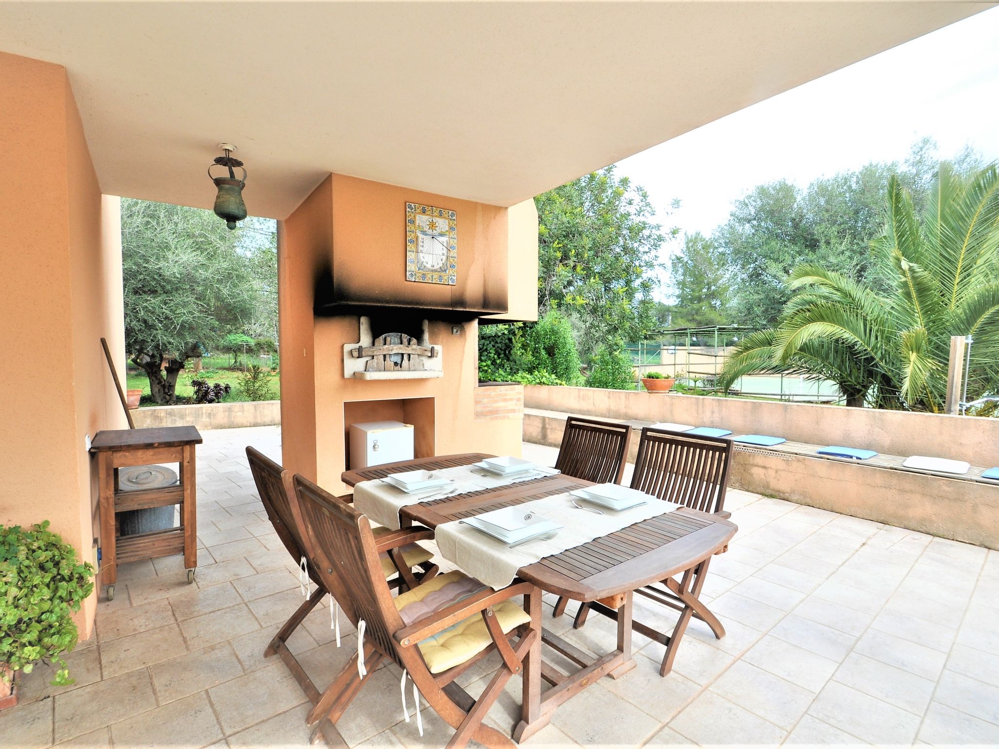 Villa con piscina y pista de tenis privada ideal para familias.  - WiFi Gratis — Terrace (5 of 53)