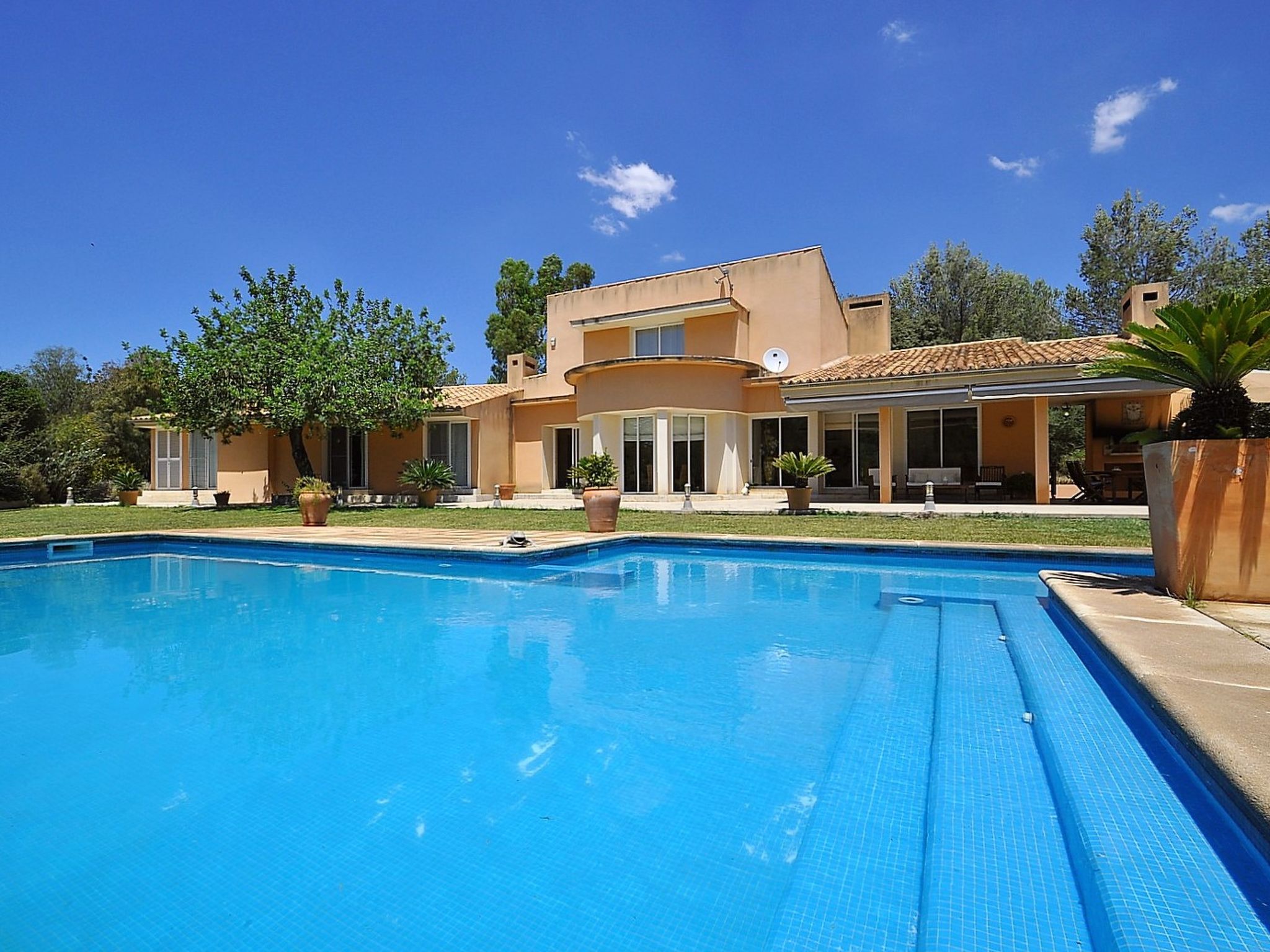 Villa con piscina y pista de tenis privada ideal para familias.  - WiFi Gratis