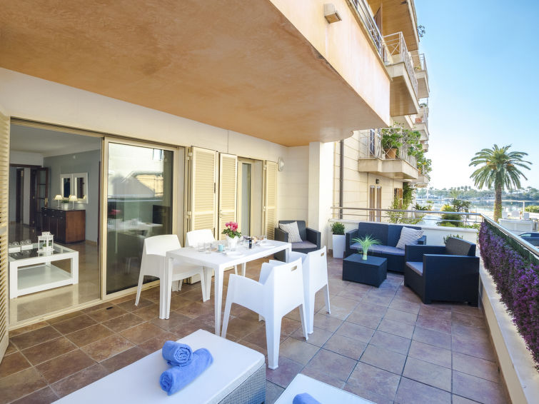 "Maritimo", 4-Zimmer-Wohnung 160 m2 im 1. Stock. Objekt geeignet für 6 Erwachsene. Geräumig und hell, sehr modern und geschmackvoll eingerichtet: grosses Wohn-/Esszimmer mit Schiebetür, Panoramafen..