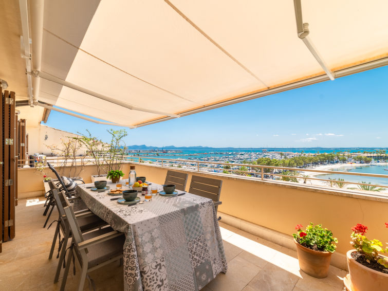 Bergzicht en zeezicht: modern appartement aan het strand in Port d'Alcúdia in Port d'Alcúdia