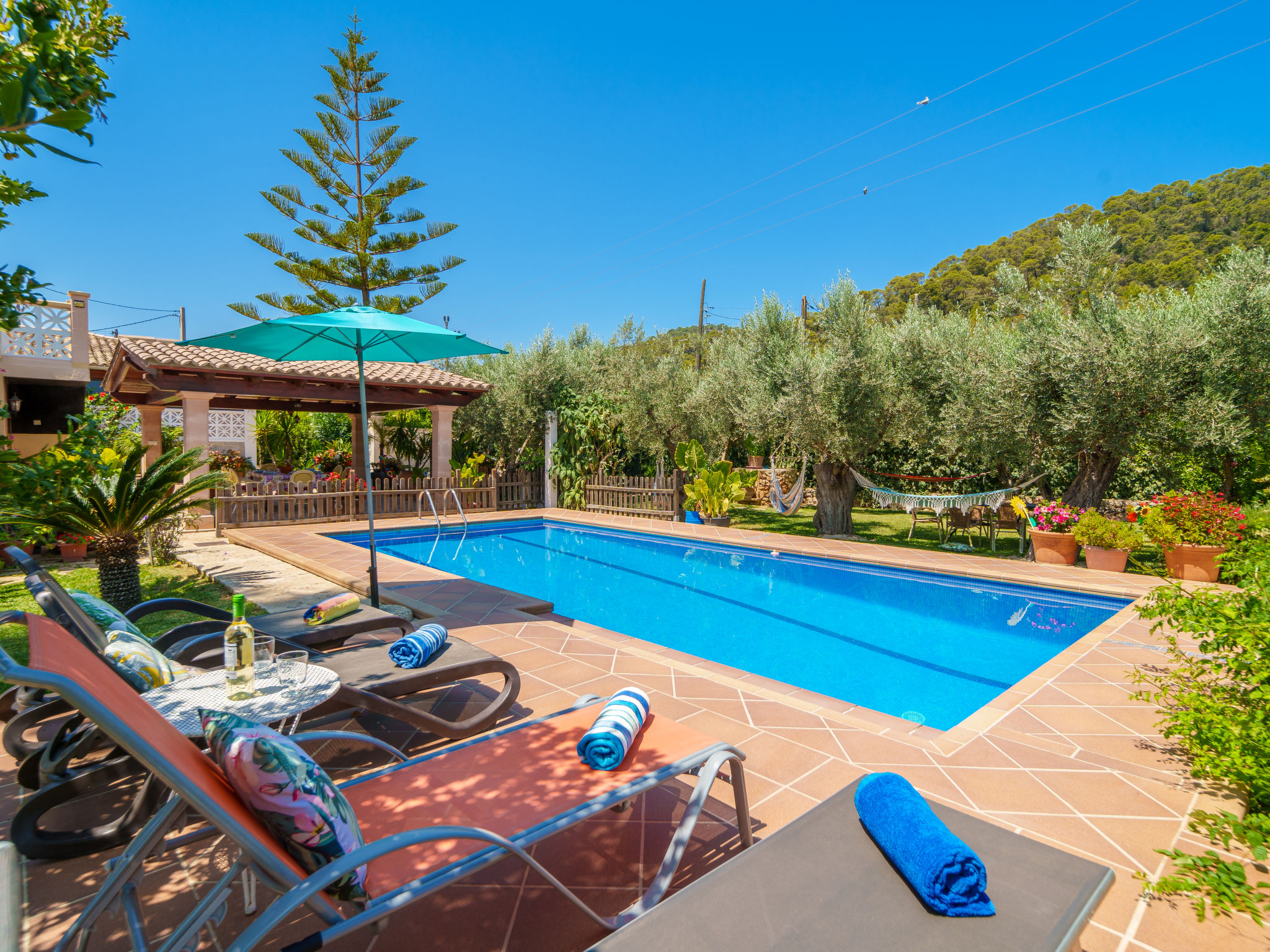 "Cas Pobler", huis 4-kamers 150 m2, op verhoogde begane grond. Het objekt is geschikt voor 6 volwassenen. Licht, gerenoveerd, doelmatig en comfortabel ingericht: woon-/eetkamer met Digitale TV, Flatsc..