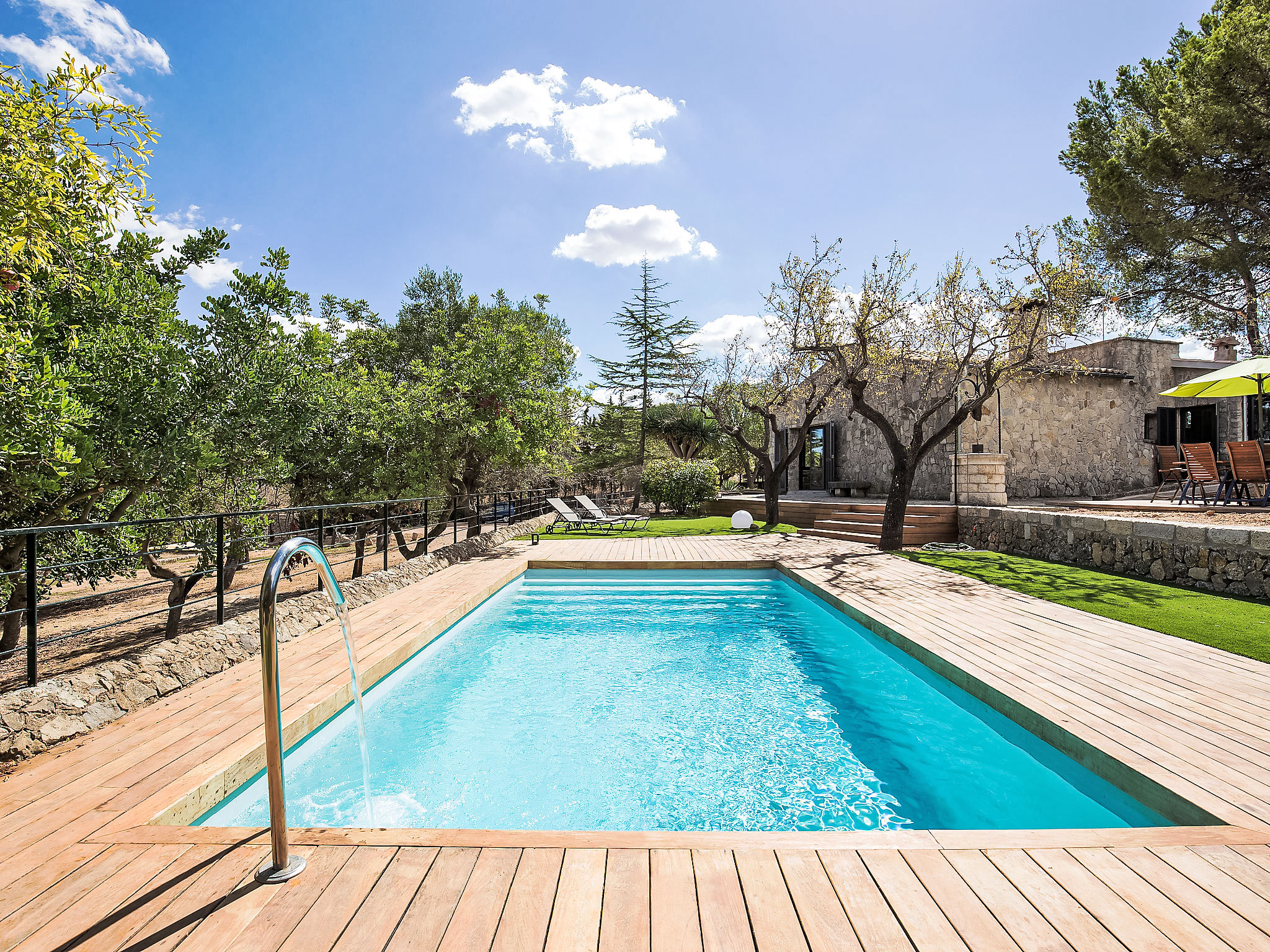 "Can Coll", villa 3-kamers 100 m2, souterrain. Het objekt is geschikt voor 4 volwassenen. Ruim, volledig gerenoveerd, zeer mooi en gezellig ingericht: groot woon-/eetkamer met panoramavenster met open..
