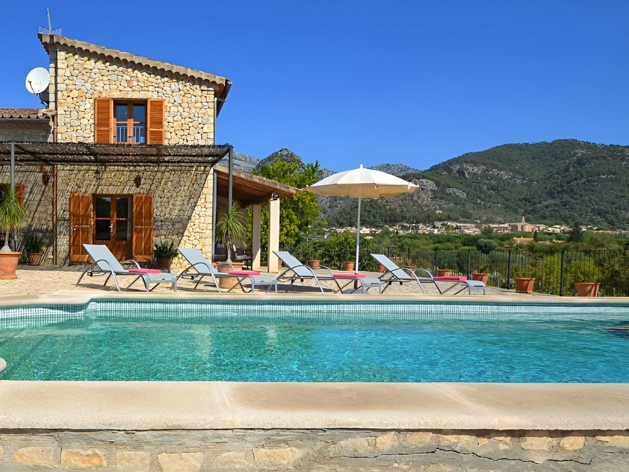 In Selva mit Gepflegtem Garten