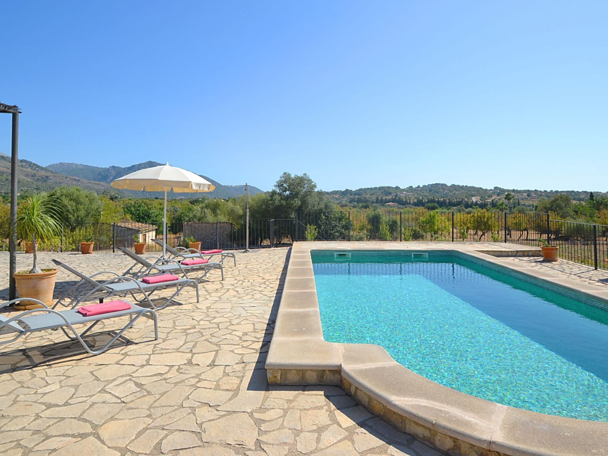 In Selva mit Gepflegtem Garten-Dehors