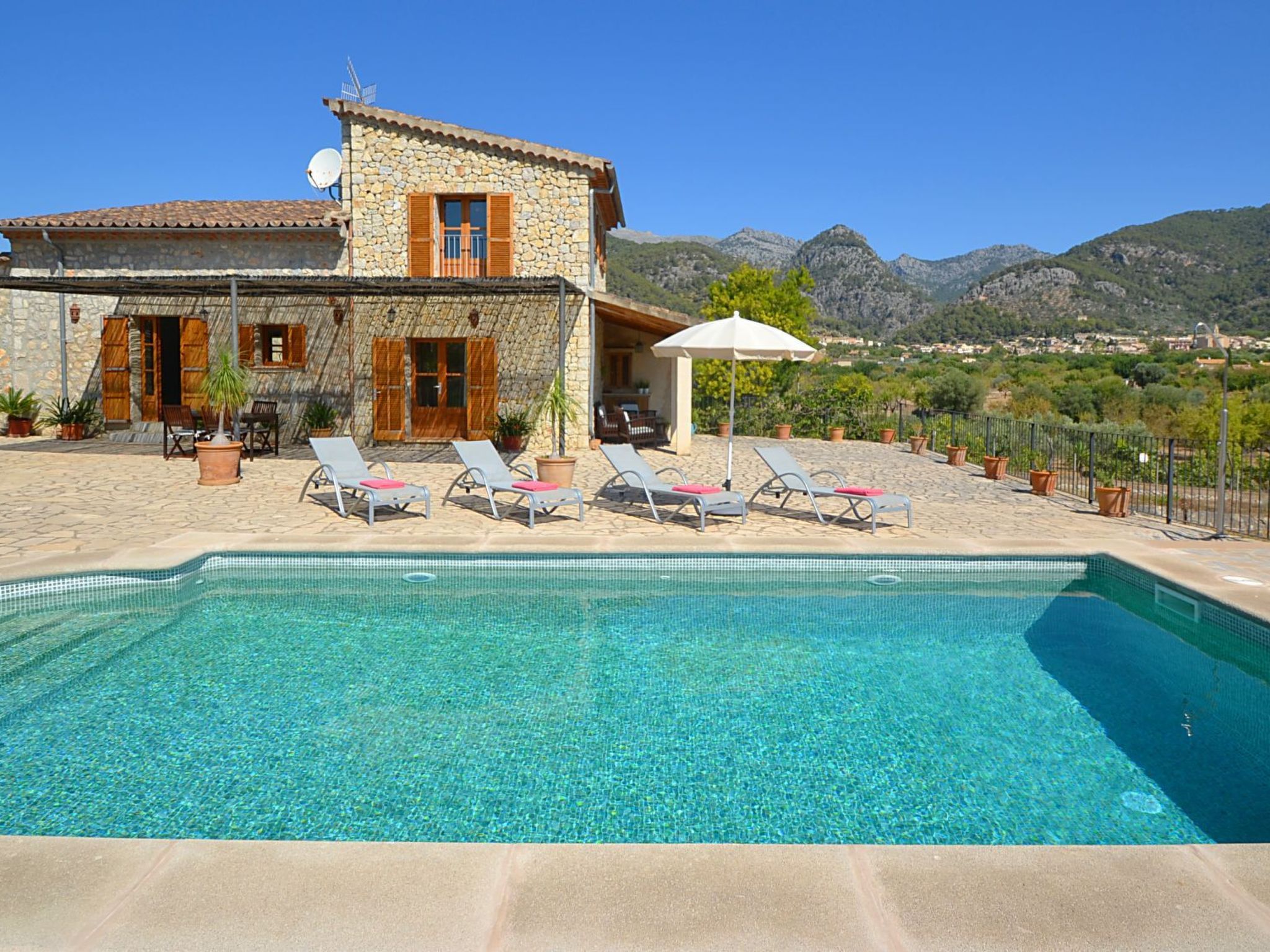 In Selva mit Gepflegtem Garten-Dehors