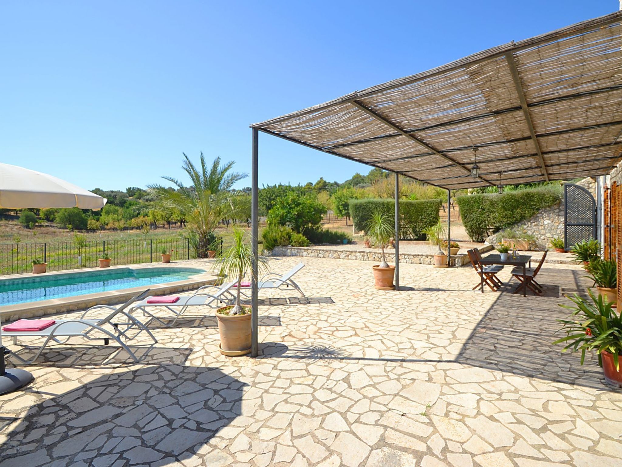 In Selva mit Gepflegtem Garten-Dehors