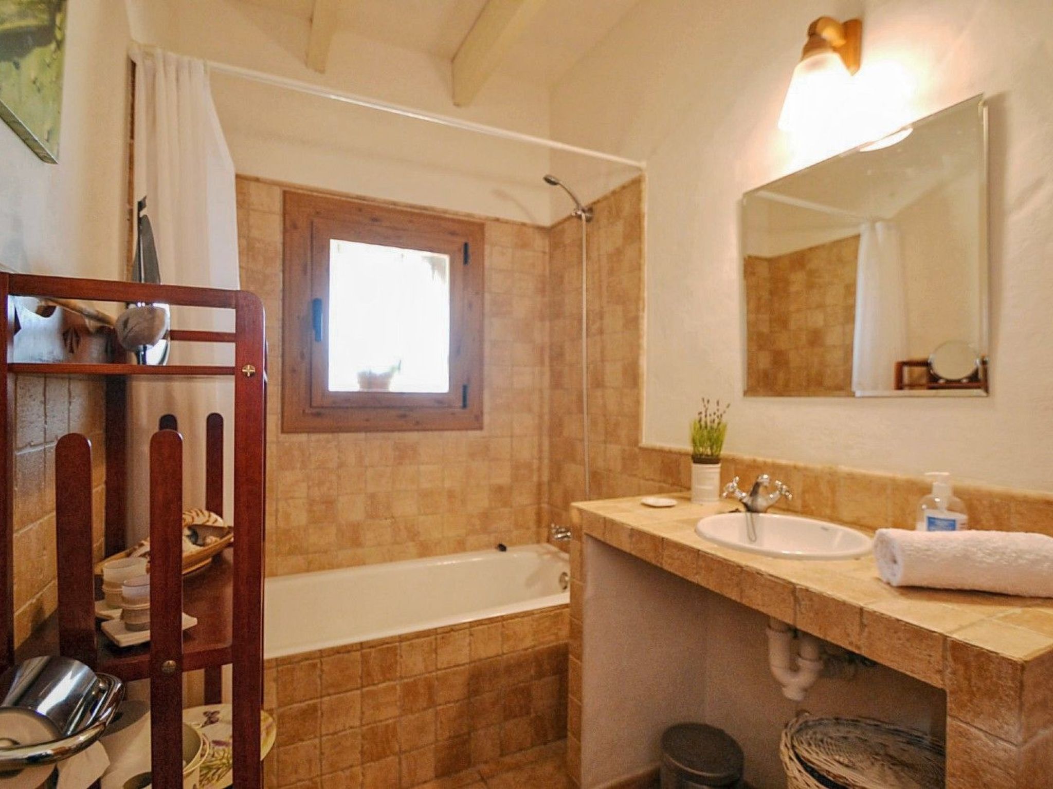 In Selva mit Gepflegtem Garten-Dedans