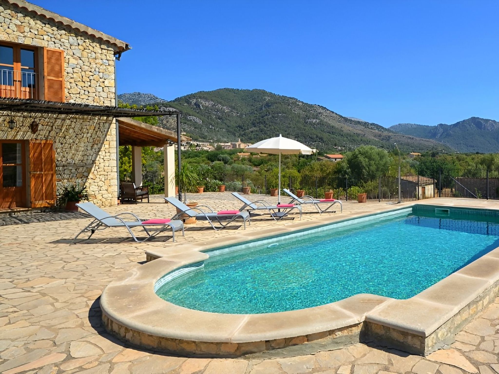 In Selva mit Gepflegtem Garten-Dehors