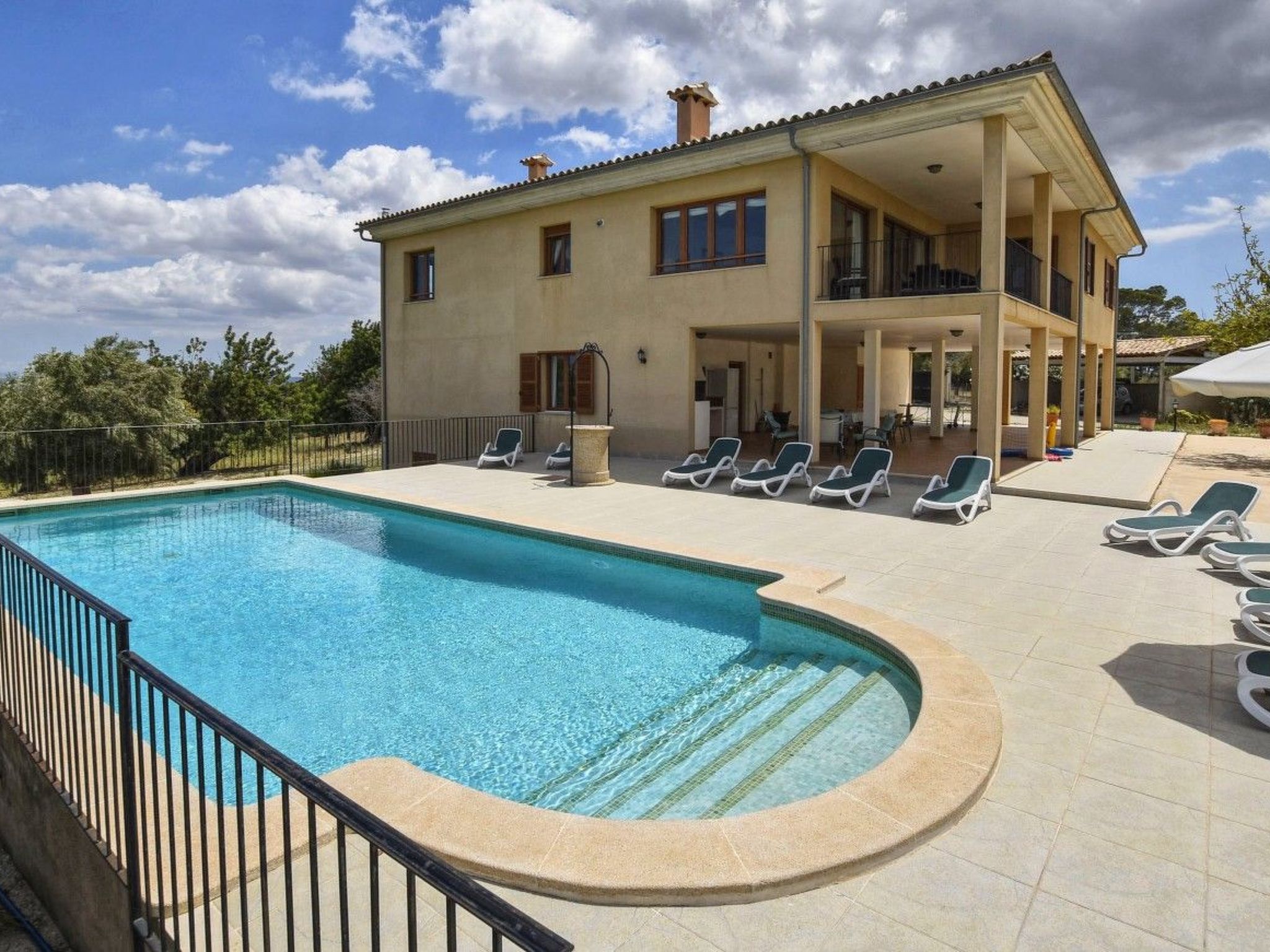 Ferienvilla mit Garten, Grill und Terrasse