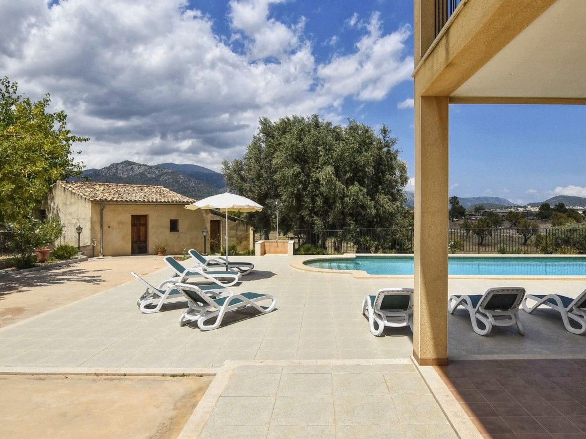 Ferienvilla mit Garten, Grill und Terrasse-Binnen