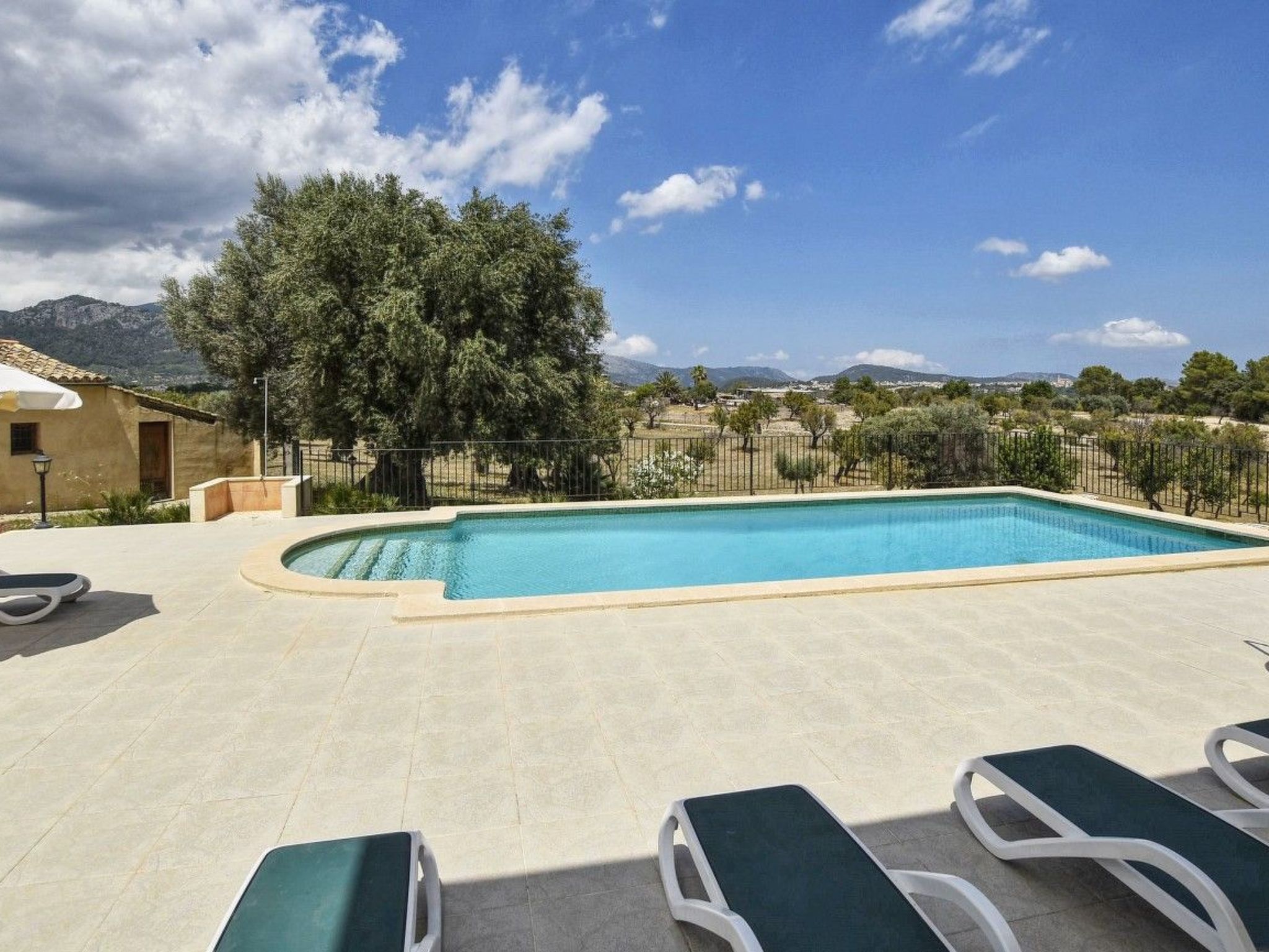 Ferienvilla mit Garten, Grill und Terrasse-Binnen