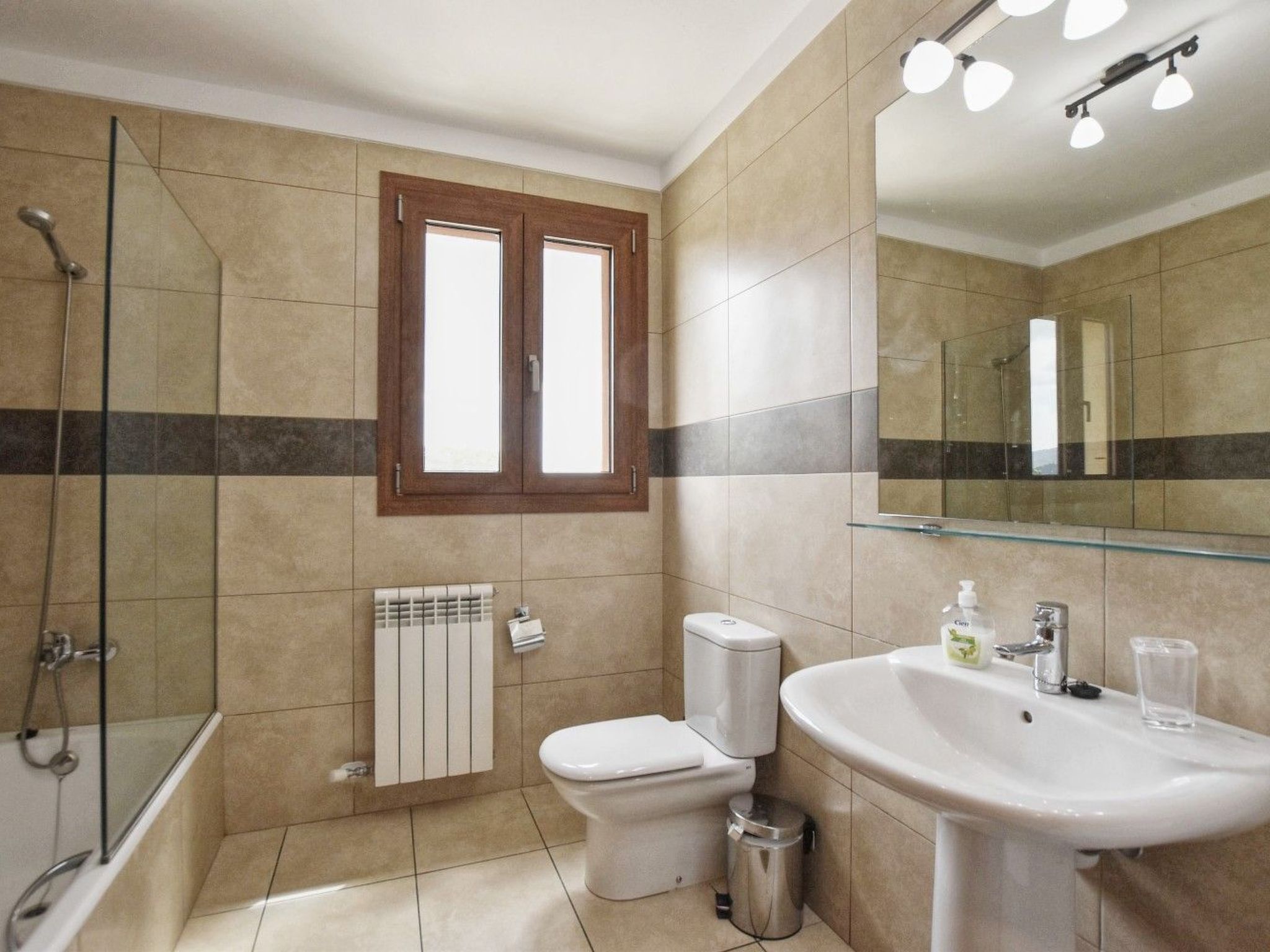 Ferienvilla mit Garten, Grill und Terrasse-Binnen