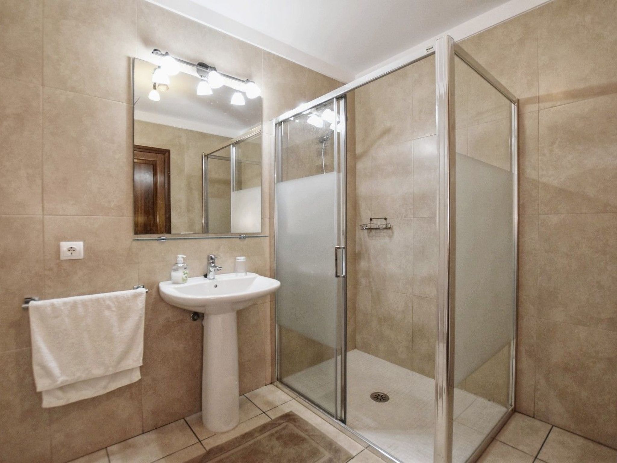 Ferienvilla mit Garten, Grill und Terrasse-Binnen