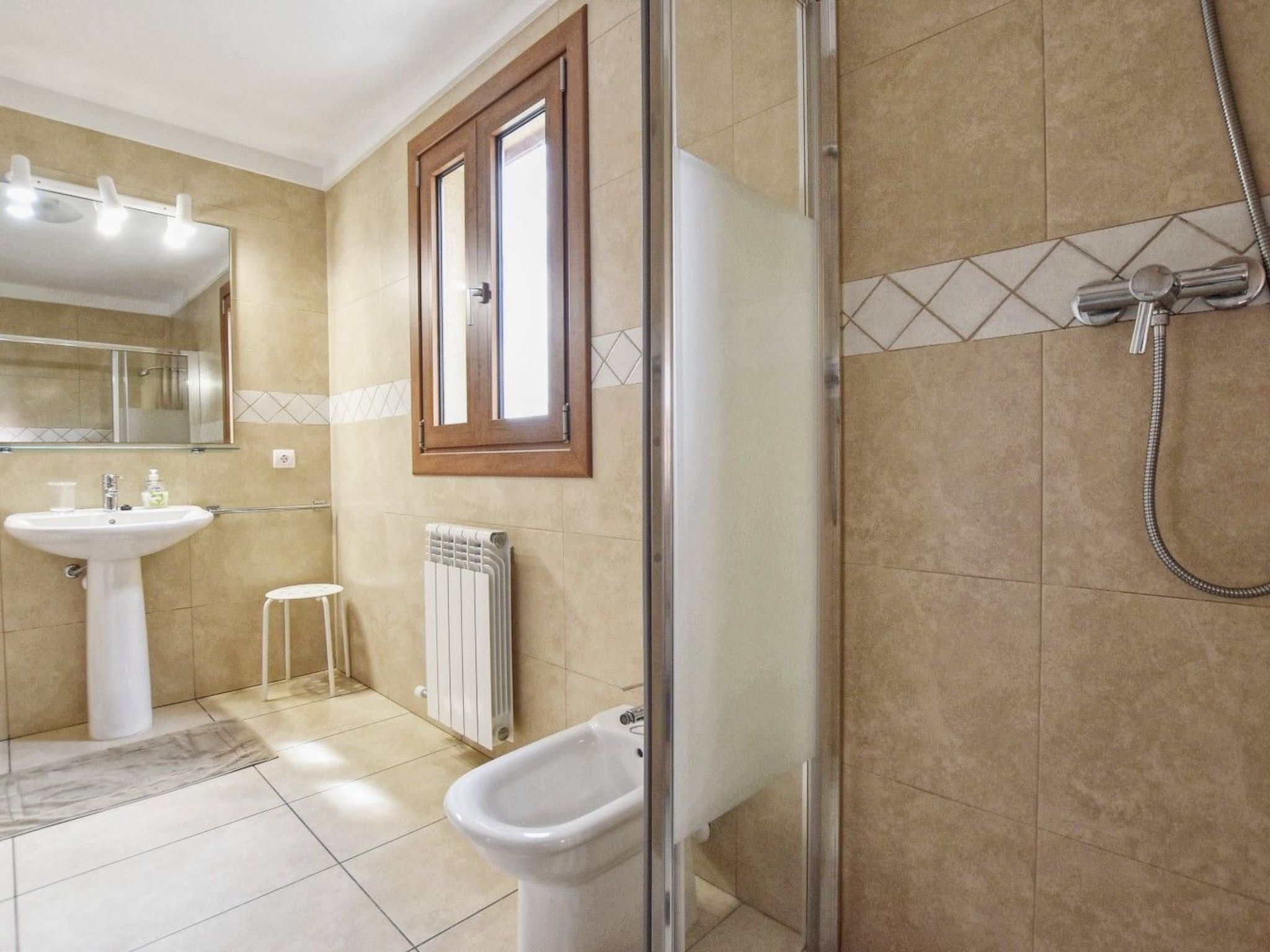 Ferienvilla mit Garten, Grill und Terrasse-Binnen