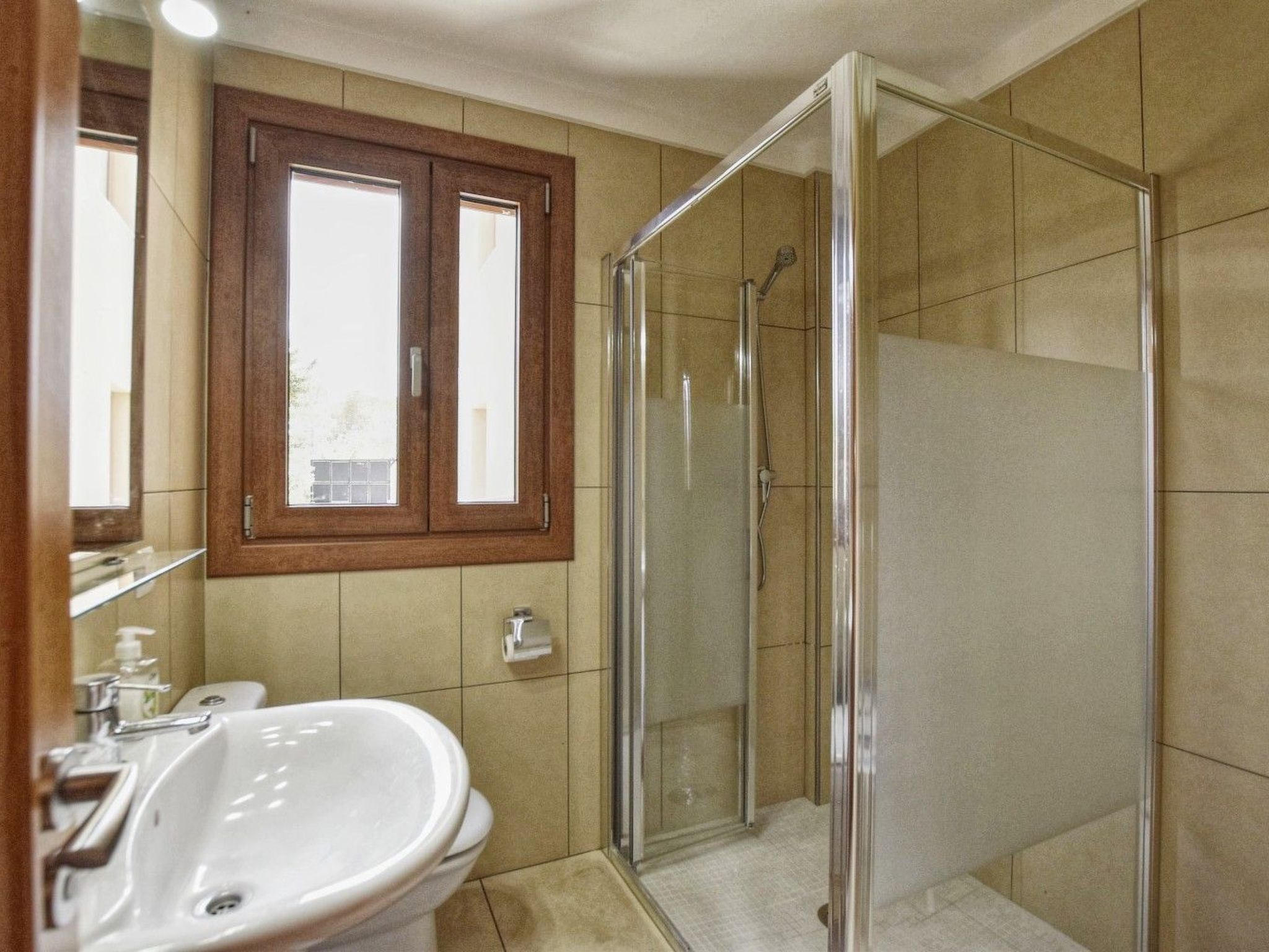 Ferienvilla mit Garten, Grill und Terrasse-Binnen