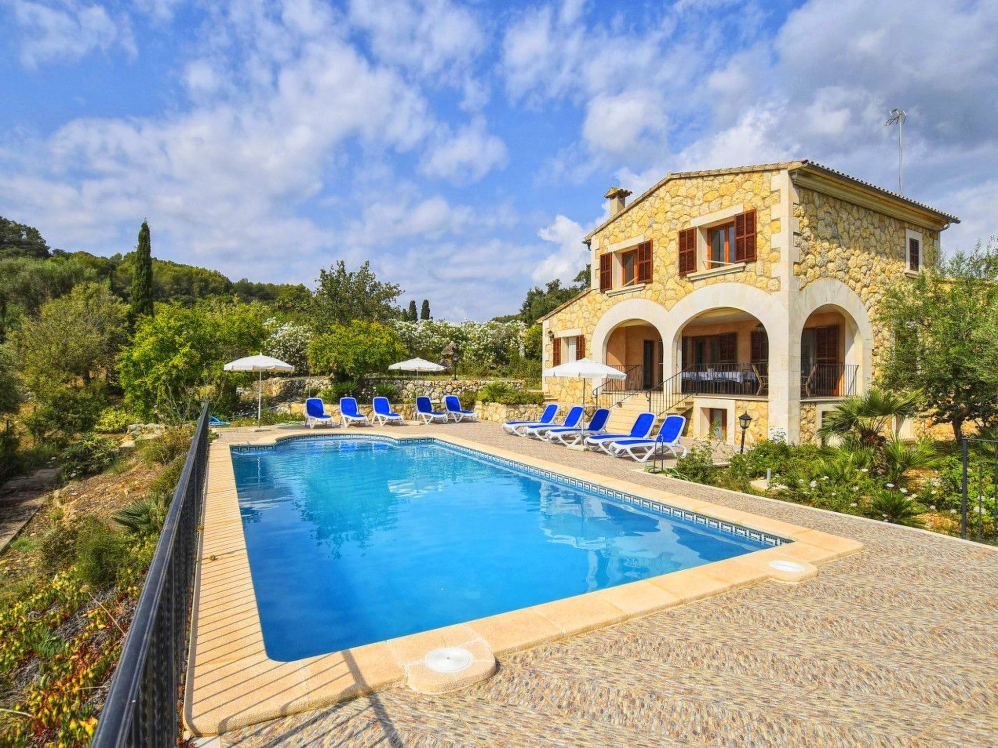 Photo of Schönes Landhaus mit Panoramablick auf die Berge