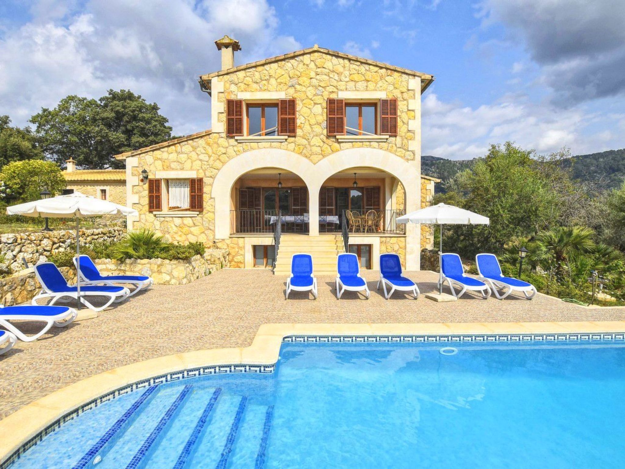 Photo of Schönes Landhaus mit Panoramablick auf die Berge