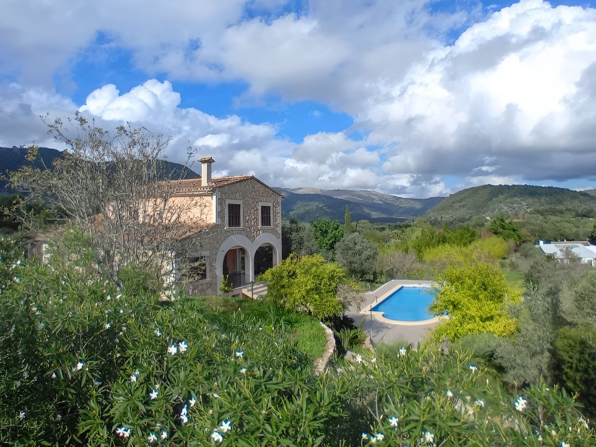 Photo of Schönes Landhaus mit Panoramablick auf die Berge