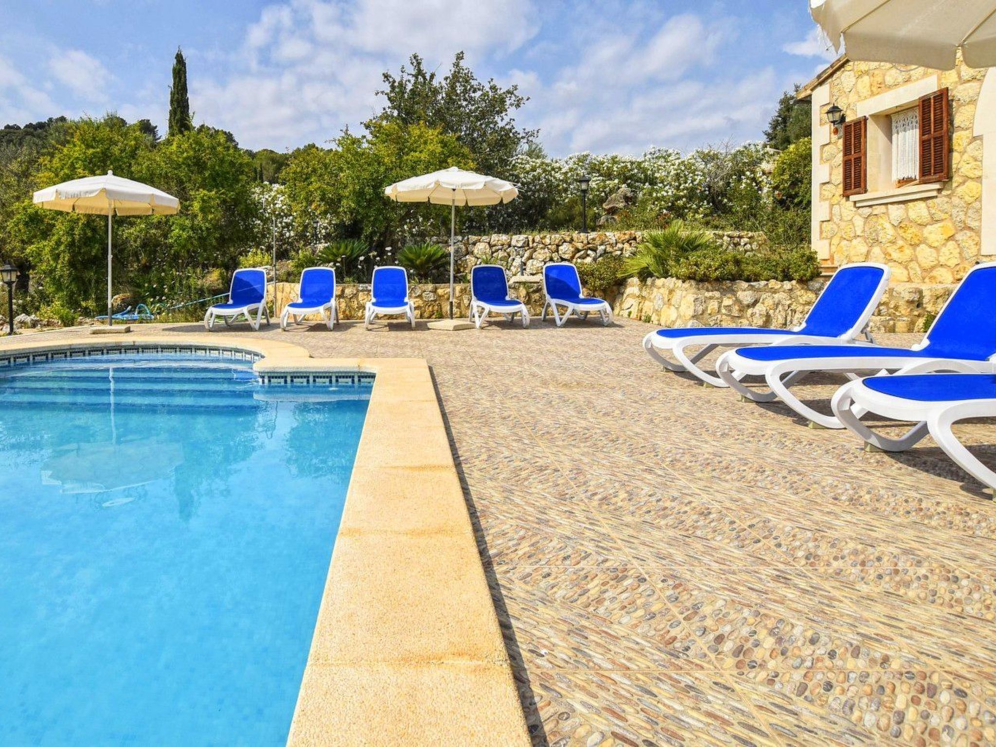 Photo of Schönes Landhaus mit Panoramablick auf die Berge
