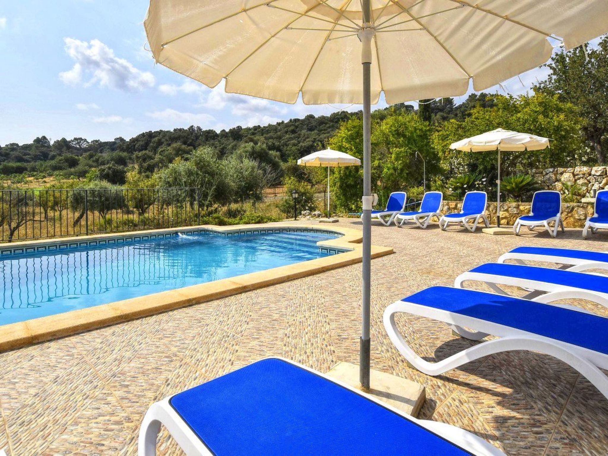 Photo of Schönes Landhaus mit Panoramablick auf die Berge