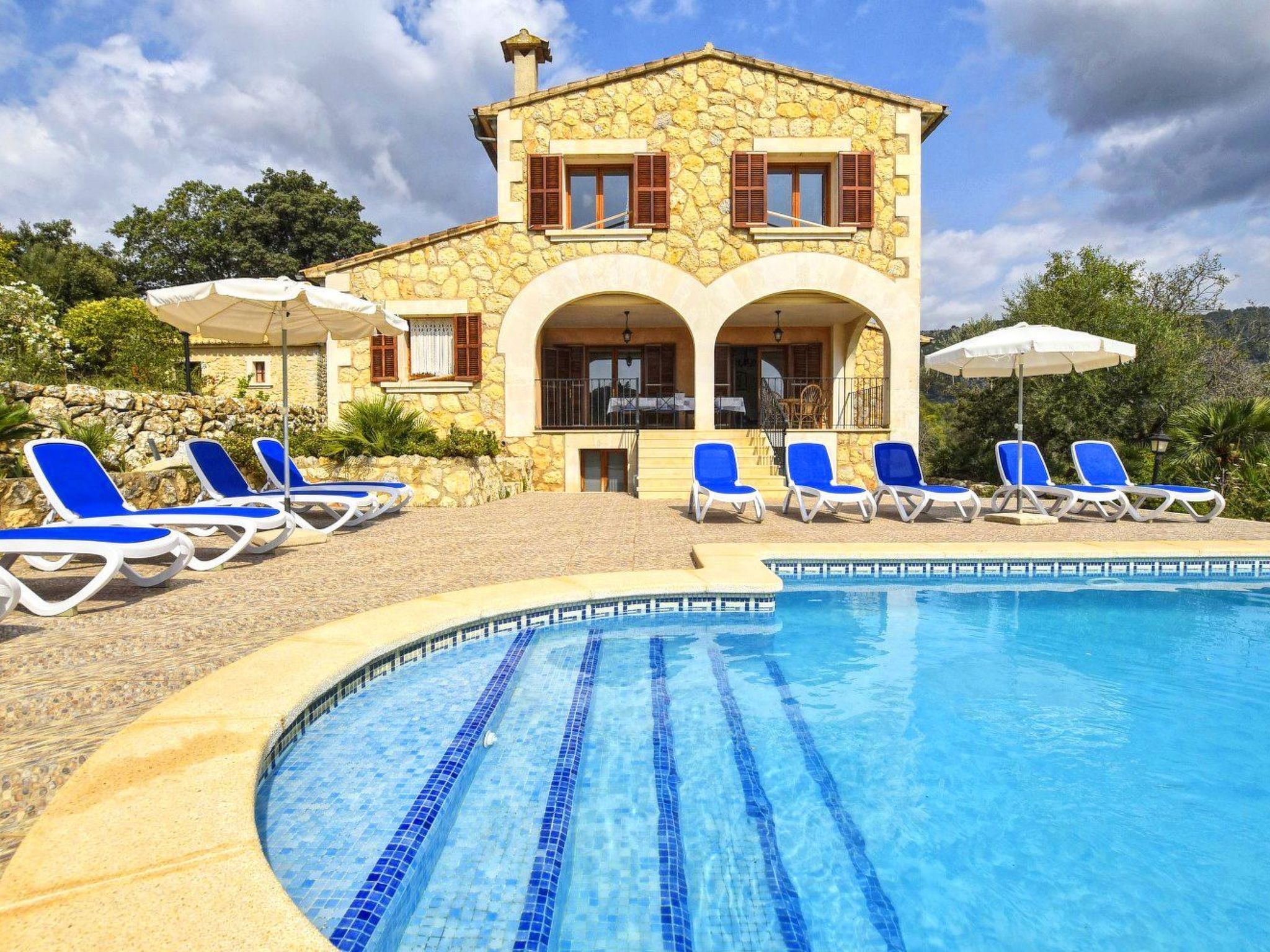 Photo of Schönes Landhaus mit Panoramablick auf die Berge