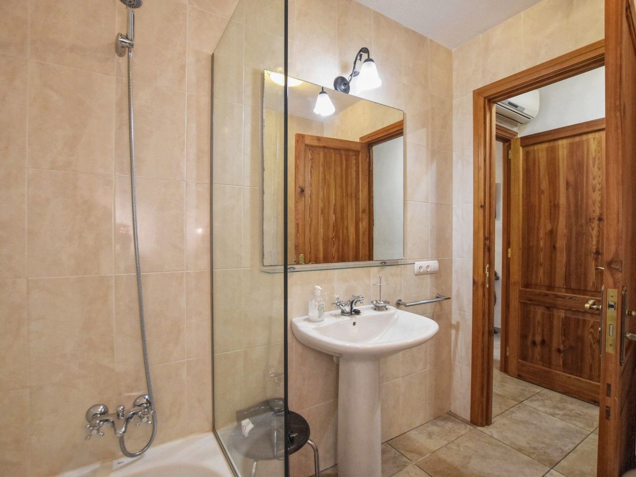 Photo of Schönes Landhaus mit Panoramablick auf die Berge