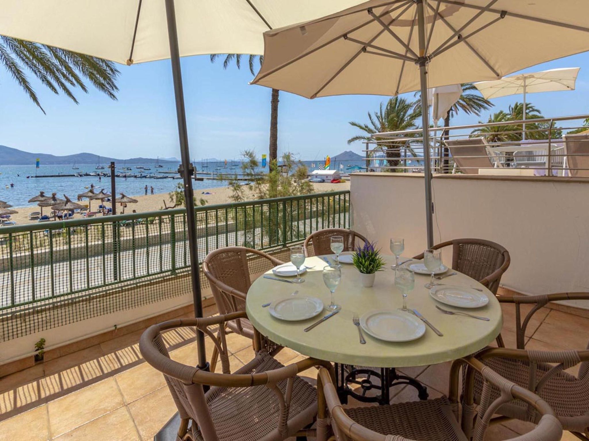 This fabulous flat enjoys a privileged location as it is on the front line of Puerto de Pollença. The beach is right in front of it, the views over the bay are magnificent, and the varied offer of re..