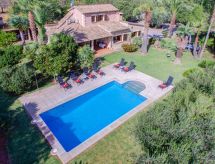 Großzügig geschnittenes Ferienhaus mit Garten und großem Pool am Standrand von