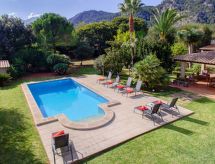 Großzügig geschnittenes Ferienhaus mit Garten und großem Pool am Standrand von