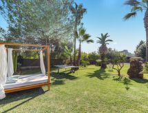 Großzügig geschnittenes Ferienhaus mit Garten und großem Pool am Standrand von