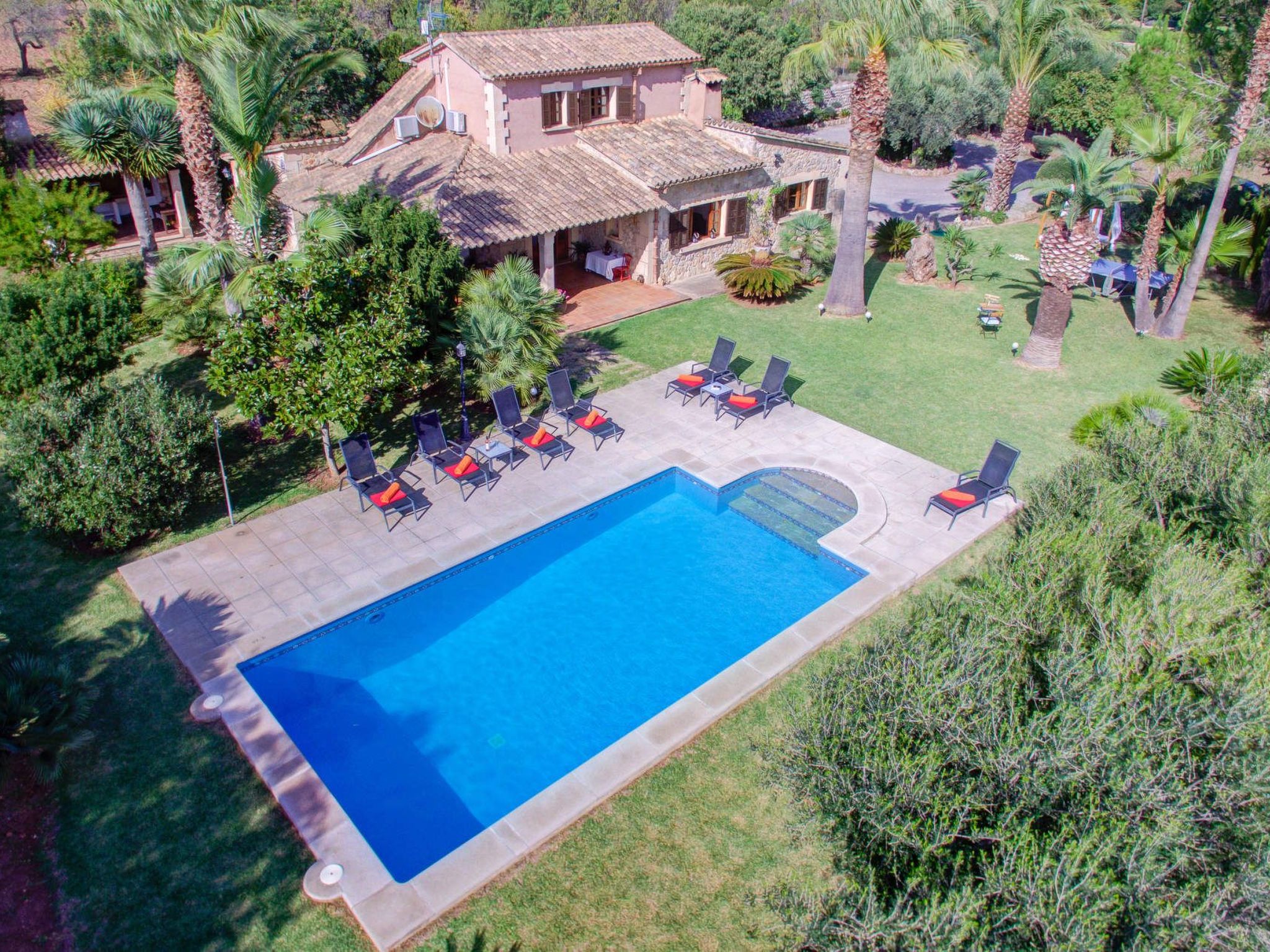 Großzügig geschnittenes Ferienhaus mit Garten und großem Pool am Standrand von