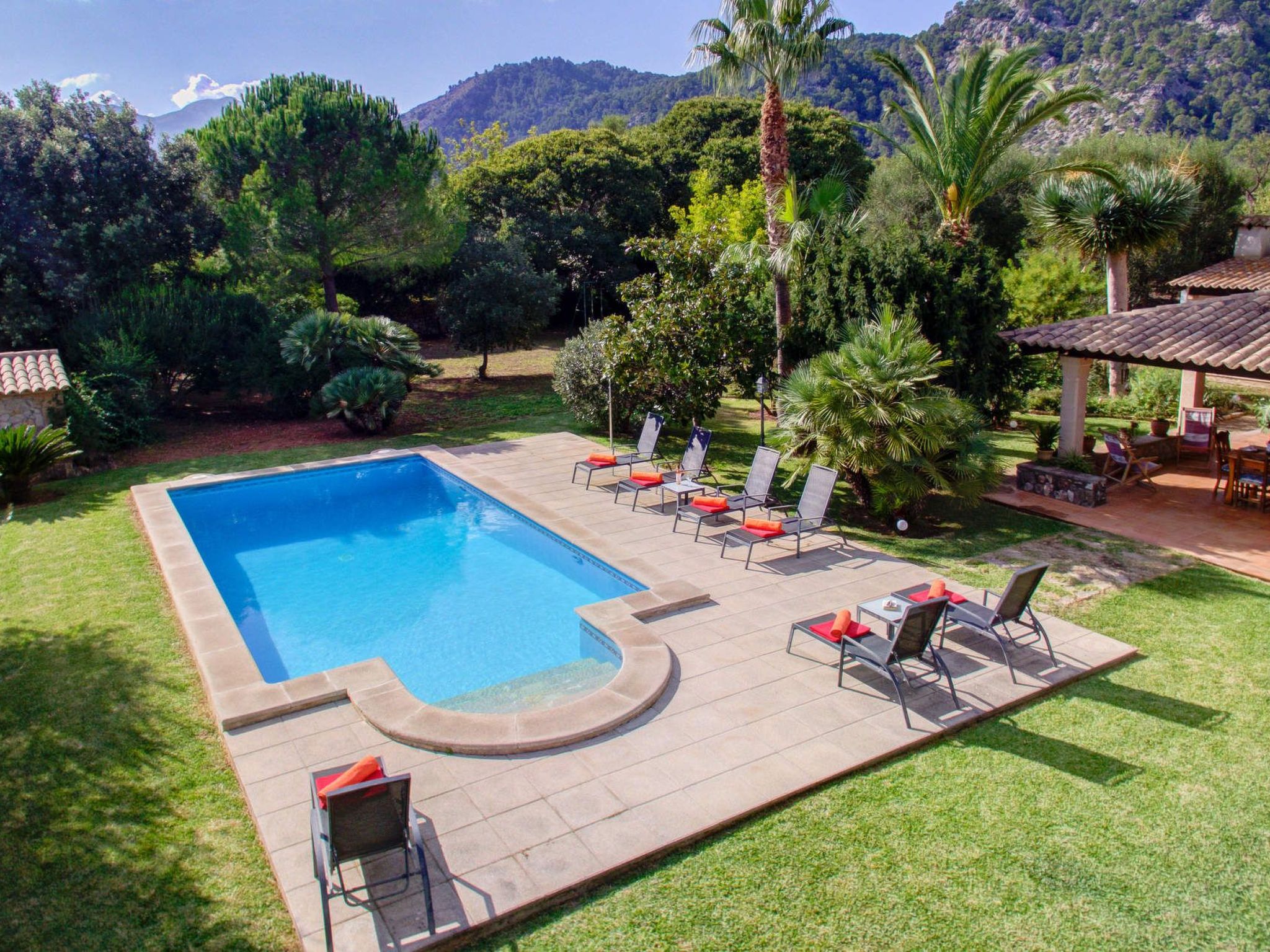 Großzügig geschnittenes Ferienhaus mit Garten und großem Pool am Standrand von