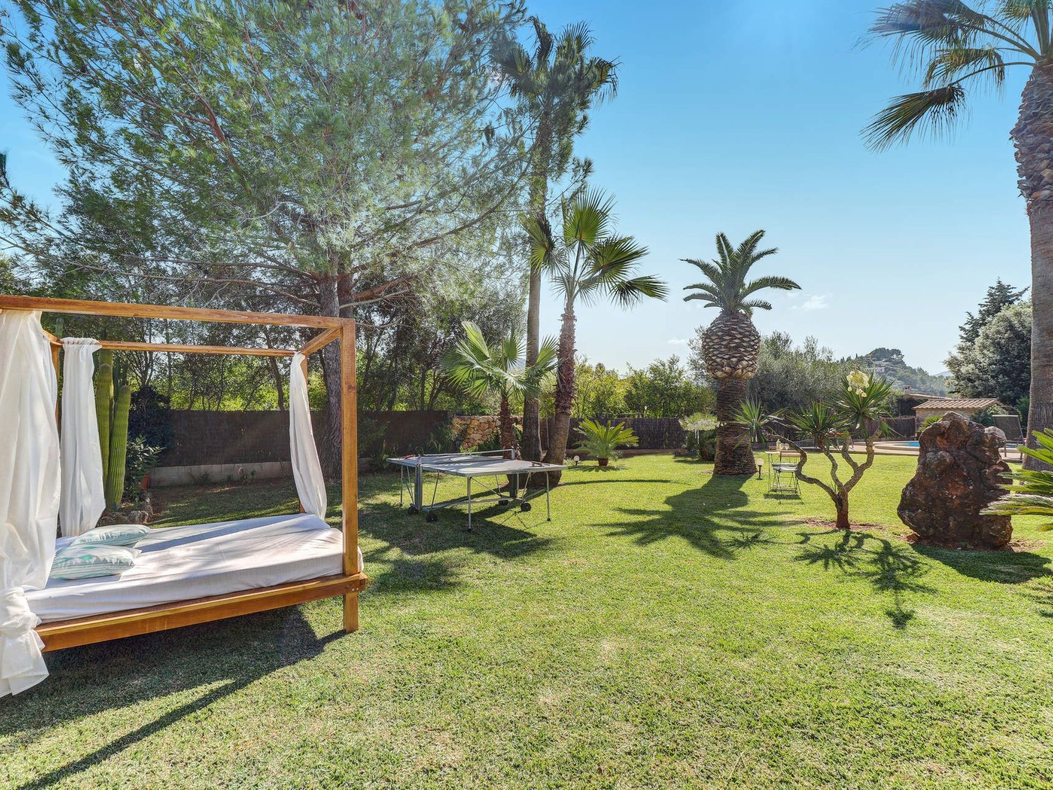 Großzügig geschnittenes Ferienhaus mit Garten und großem Pool am Standrand von