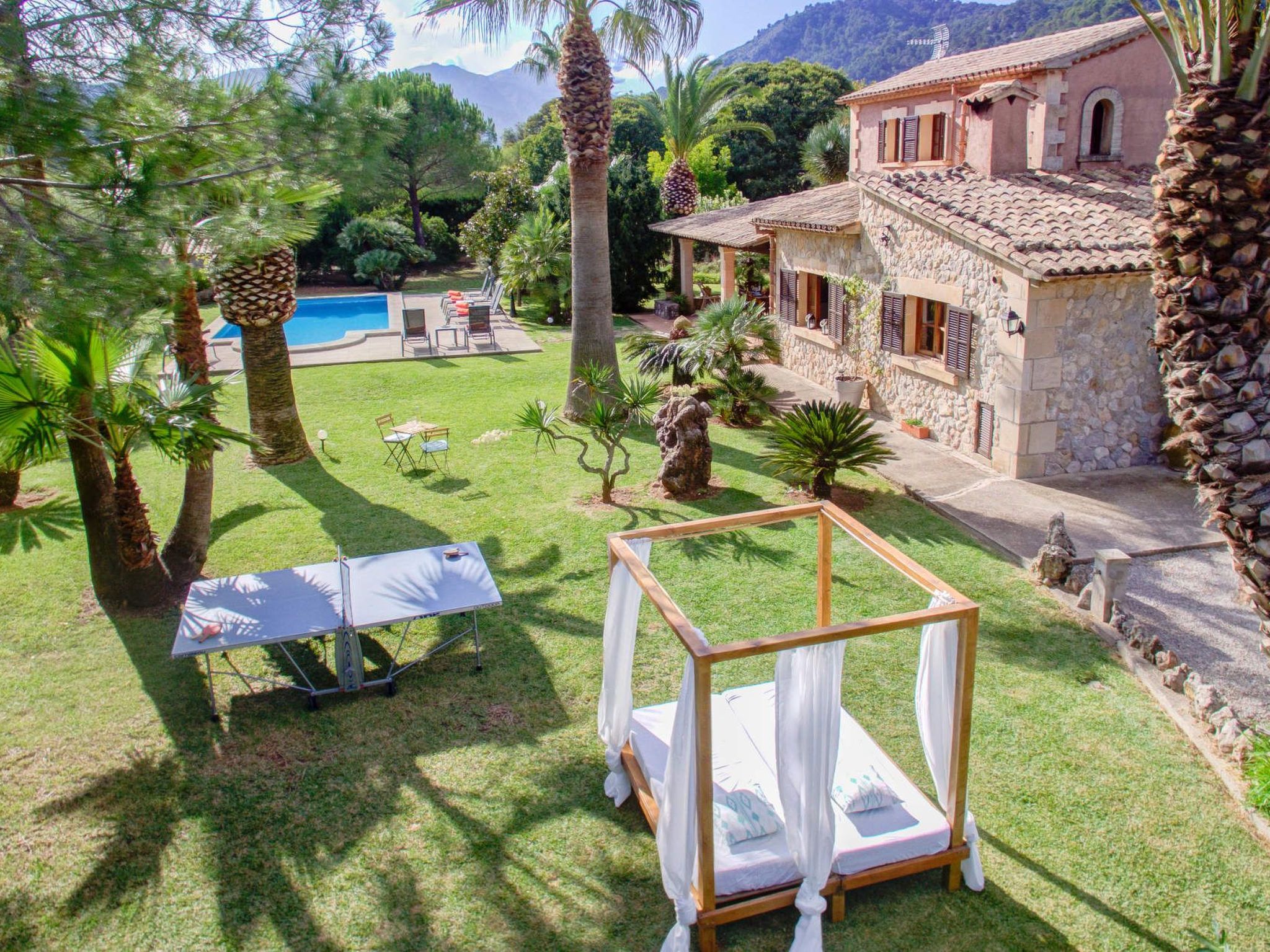 Großzügig geschnittenes Ferienhaus mit Garten und großem Pool am Standrand von