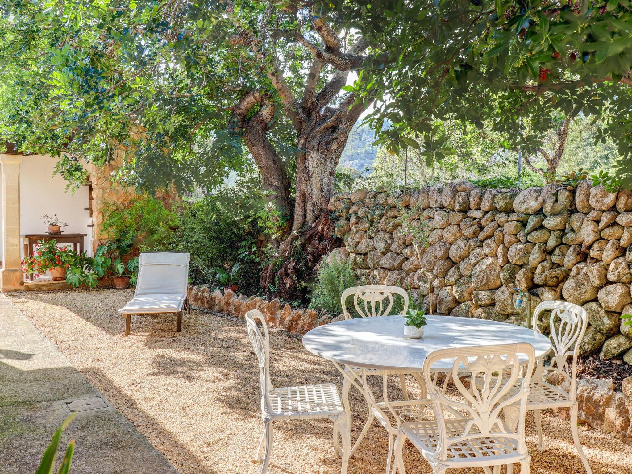 Großzügig geschnittenes Ferienhaus mit Garten und großem Pool am Standrand von-Outside