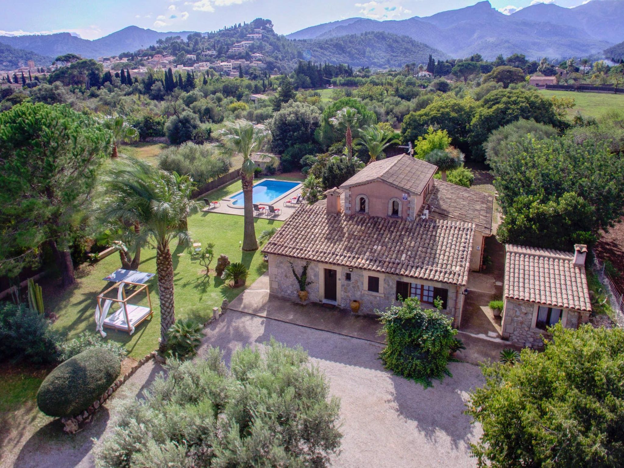 Großzügig geschnittenes Ferienhaus mit Garten und großem Pool am Standrand von-Outside