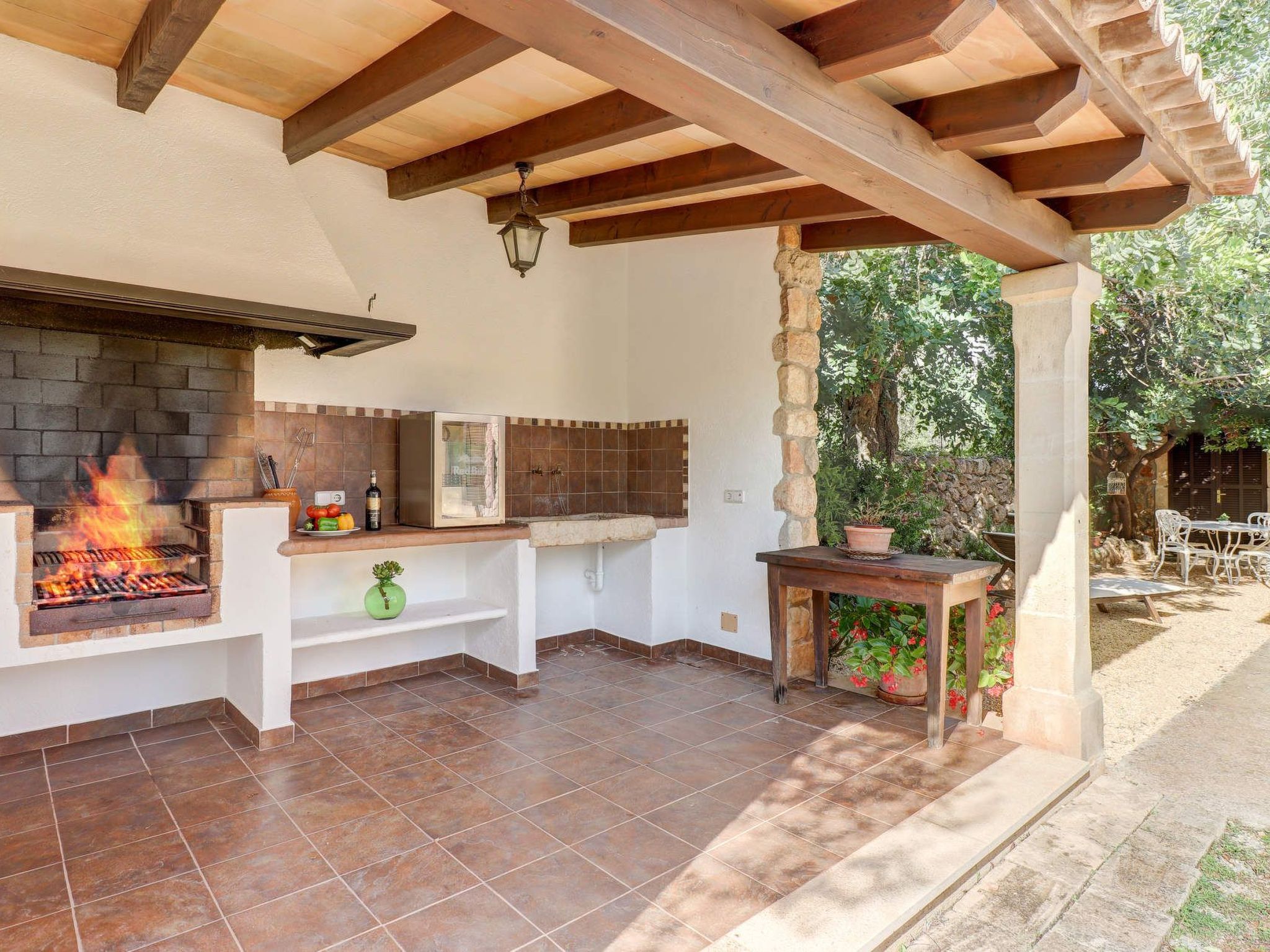 Großzügig geschnittenes Ferienhaus mit Garten und großem Pool am Standrand von-Outside